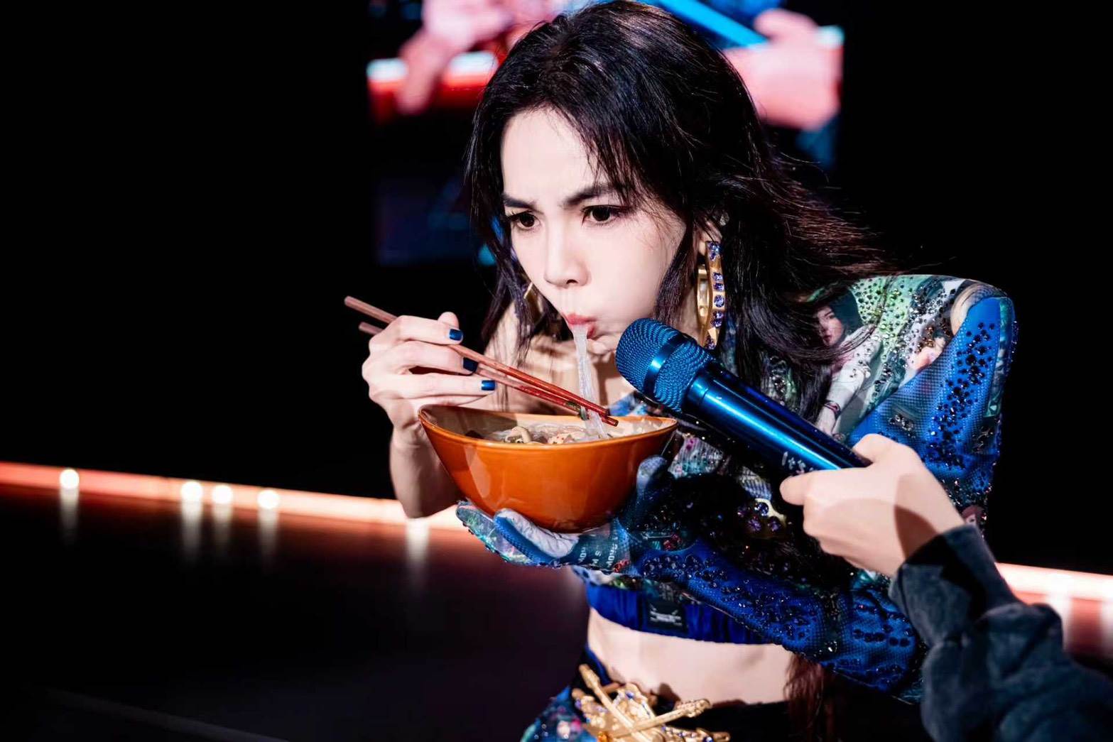 Ella（陳嘉樺）個人巡迴演唱會《It’s Me 艾拉主意》在台上<a href='https://star.ebc.net.tw/search/tags/吃播/' target='_blank'>吃播</a>大啖美食。（圖／勁樺娛樂提供）