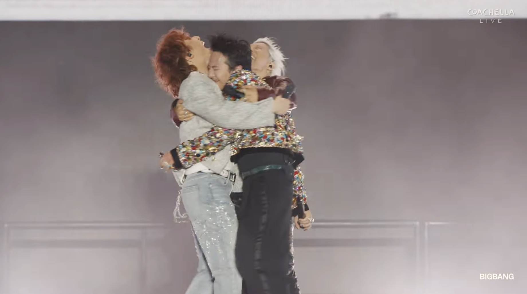 南韓天團BIGBANG在科切拉音樂節演出結束，不僅抱著轉圈，還尖叫吶喊。（圖／翻攝自Coachella YouTube）