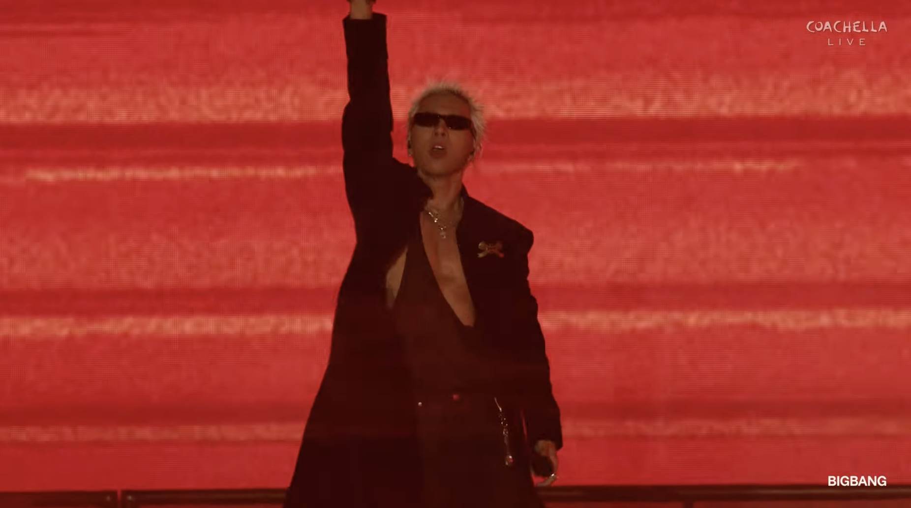 南韓天團BIGBANG太陽在舞台上依舊大秀好身材，露出胸肌、腹肌讓粉絲大飽眼福。（圖／翻攝自Coachella YouTube）