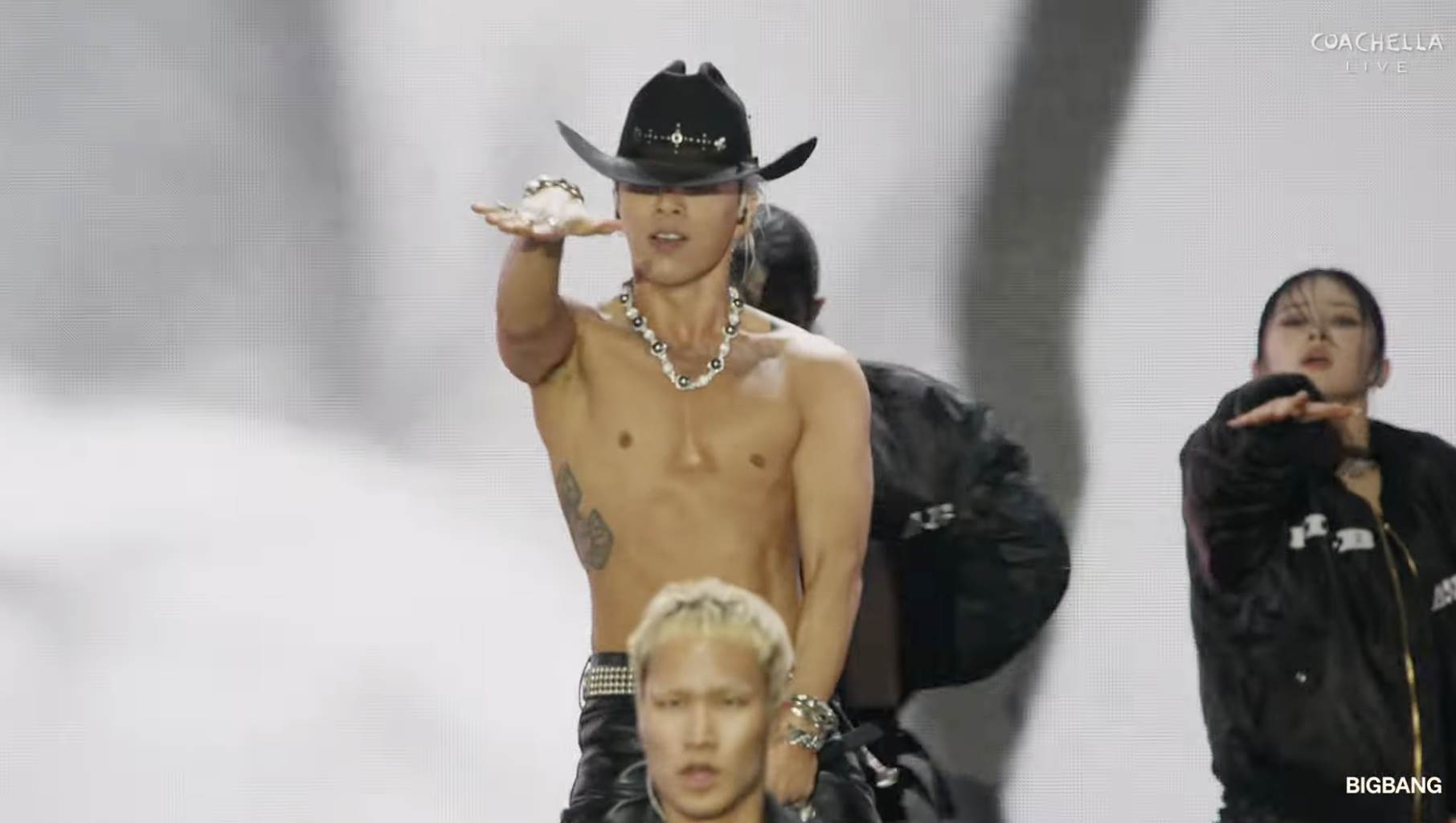 南韓天團BIGBANG太陽在舞台上依舊大秀好身材，露出胸肌、腹肌讓粉絲大飽眼福。（圖／翻攝自Coachella YouTube）