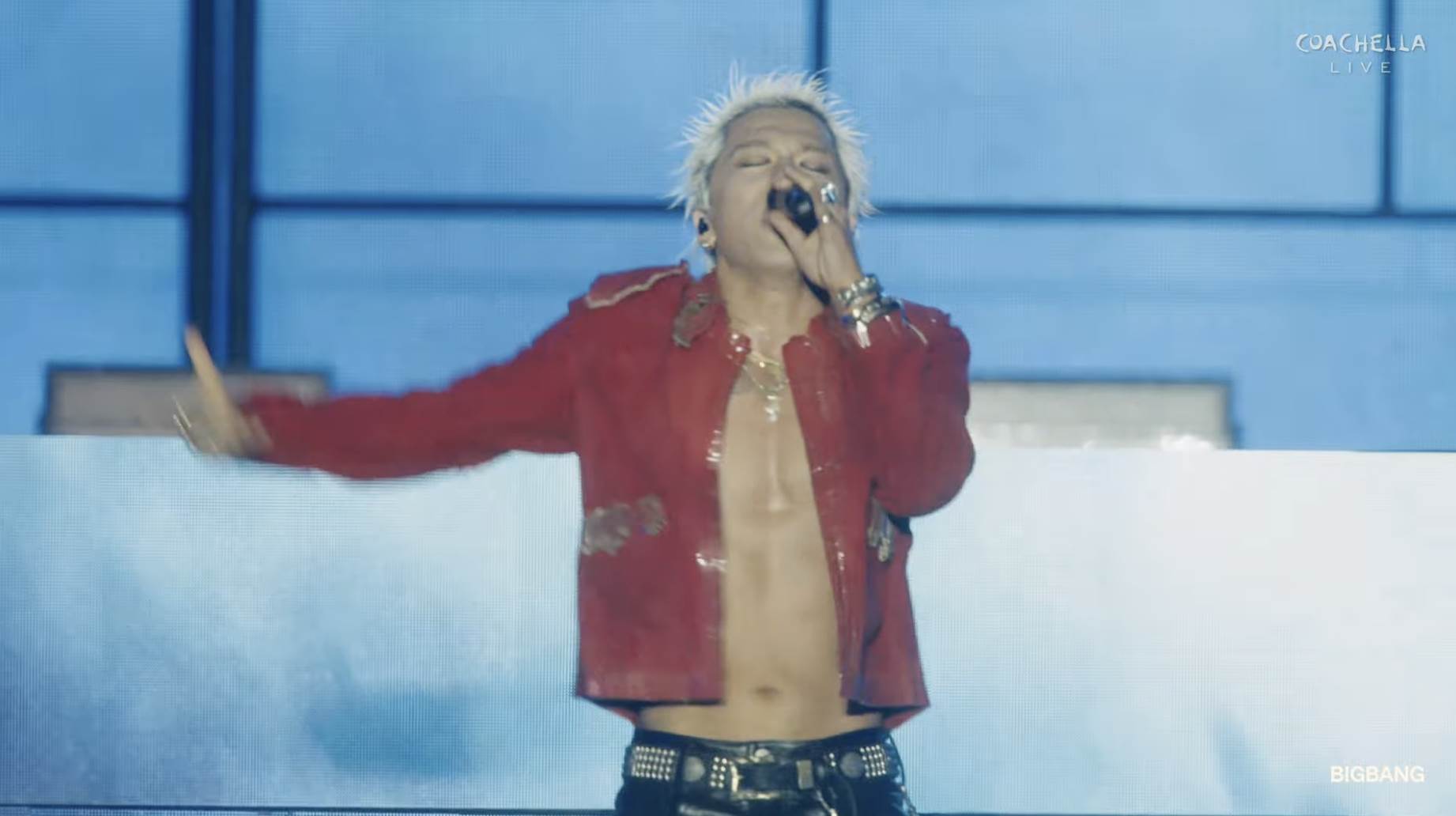 南韓天團BIGBANG太陽在舞台上依舊大秀好身材，露出胸肌、腹肌讓粉絲大飽眼福。（圖／翻攝自Coachella YouTube）