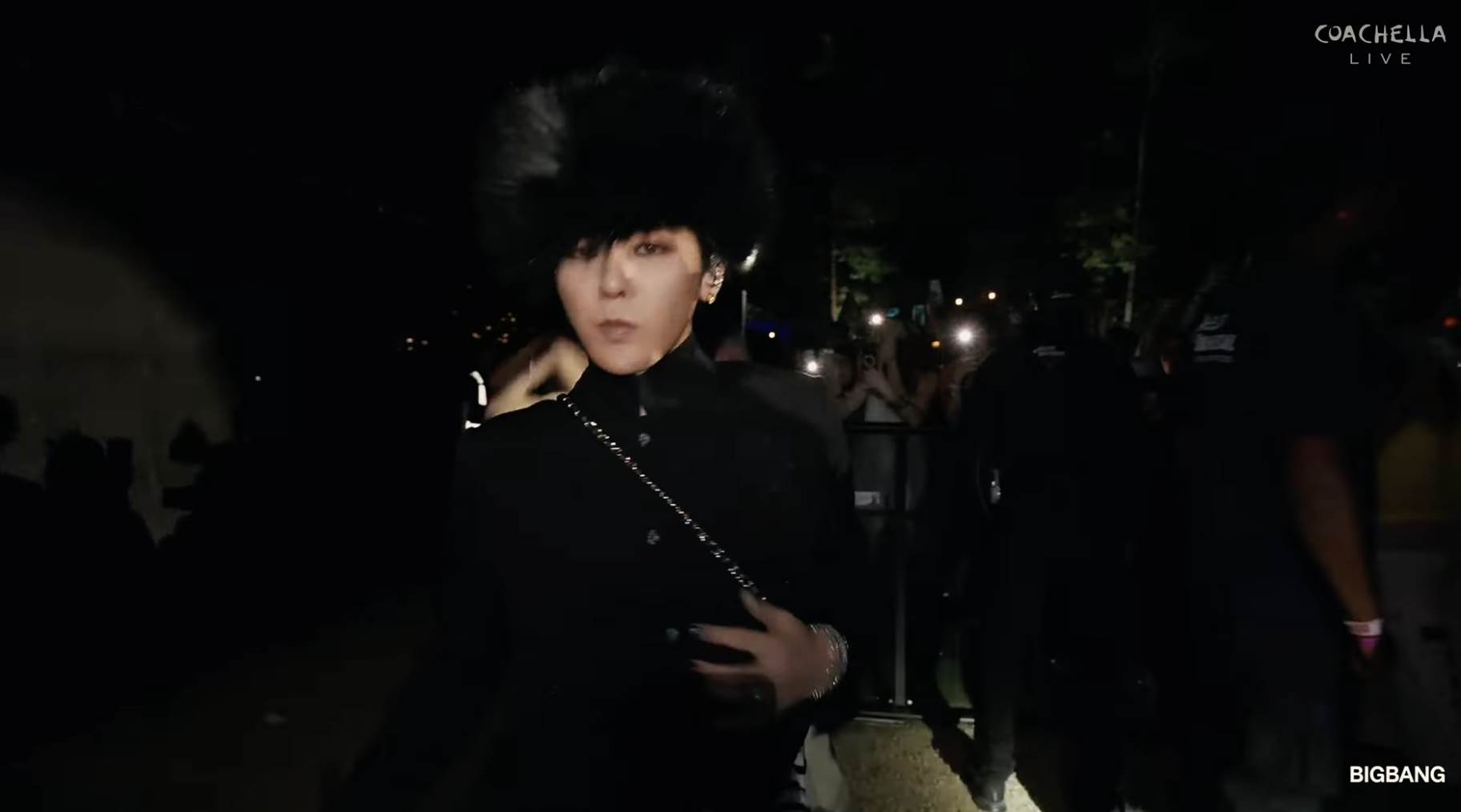 南韓天團BIGBANGGD依舊下台和粉絲近距離互動。（圖／翻攝自Coachella YouTube）