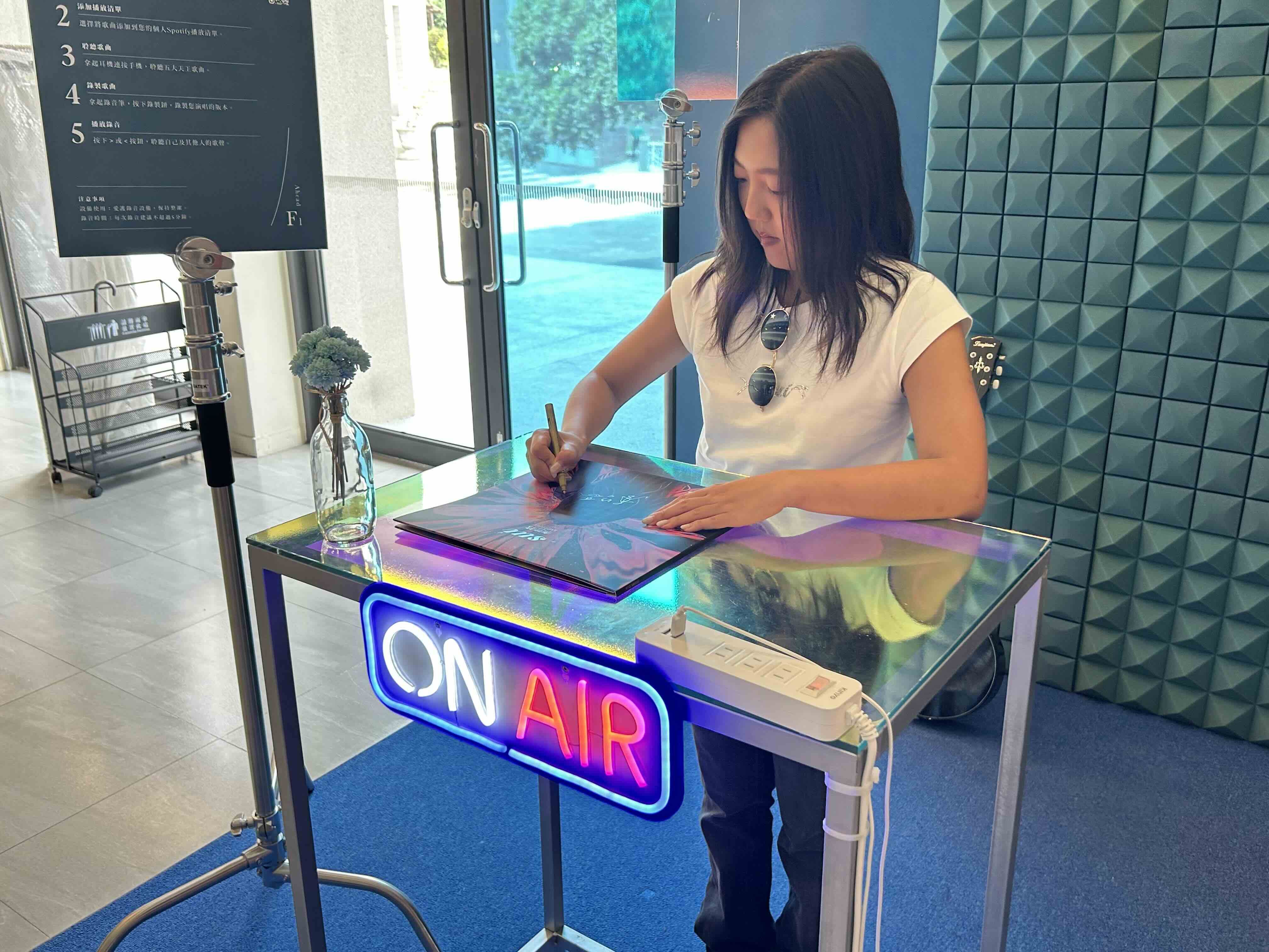 李竺芯近日重返故鄉，親赴臺南許石音樂圖書館，致贈別具意義的《Suí水》限量黑膠唱片。（圖／臺南市立圖書館提供）