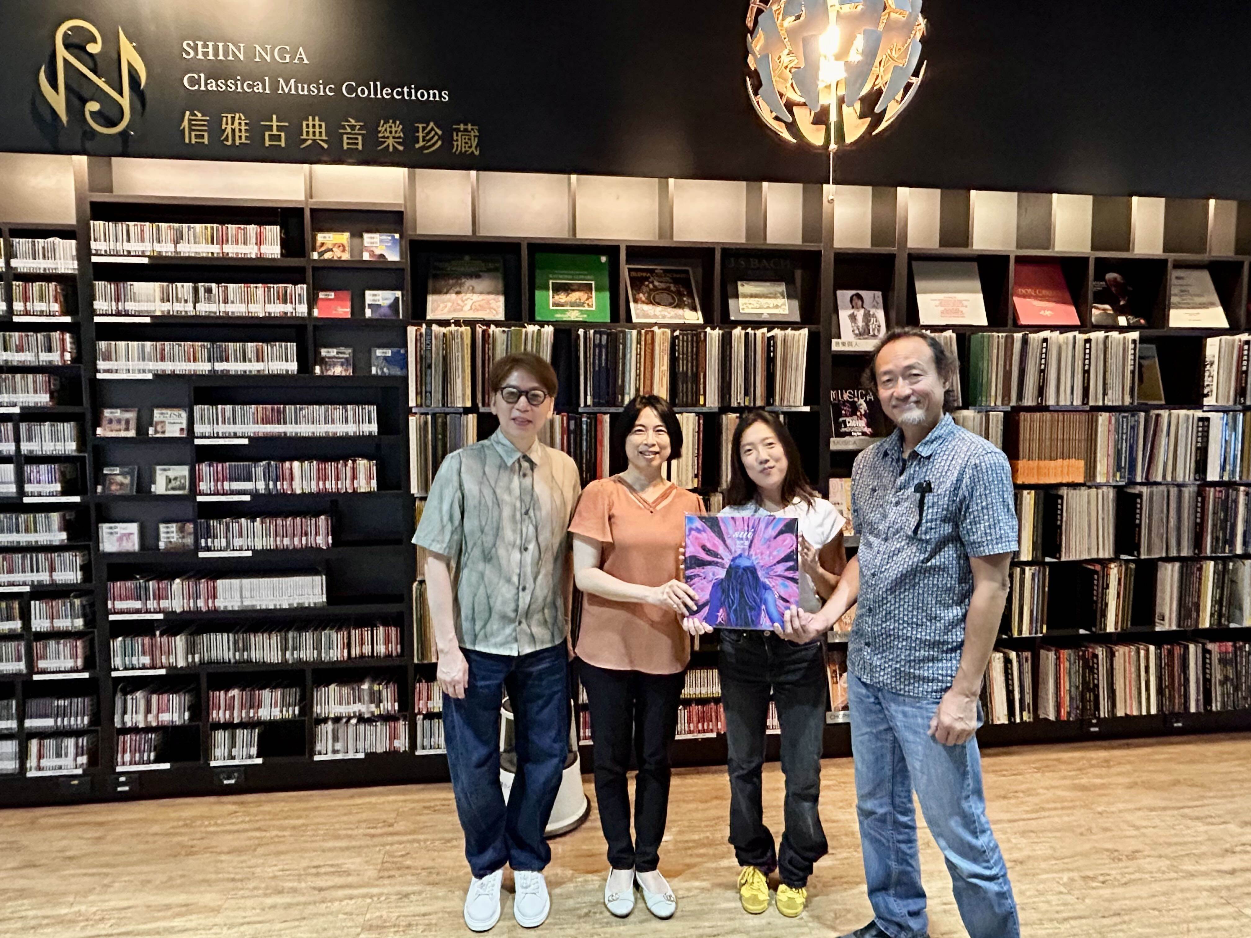 左起：洪敬堯、臺南市立圖書館館長楊馥菱、李竺芯、鍾興民一起去到臺南許石音樂圖書館。（圖／臺南市立圖書館提供）