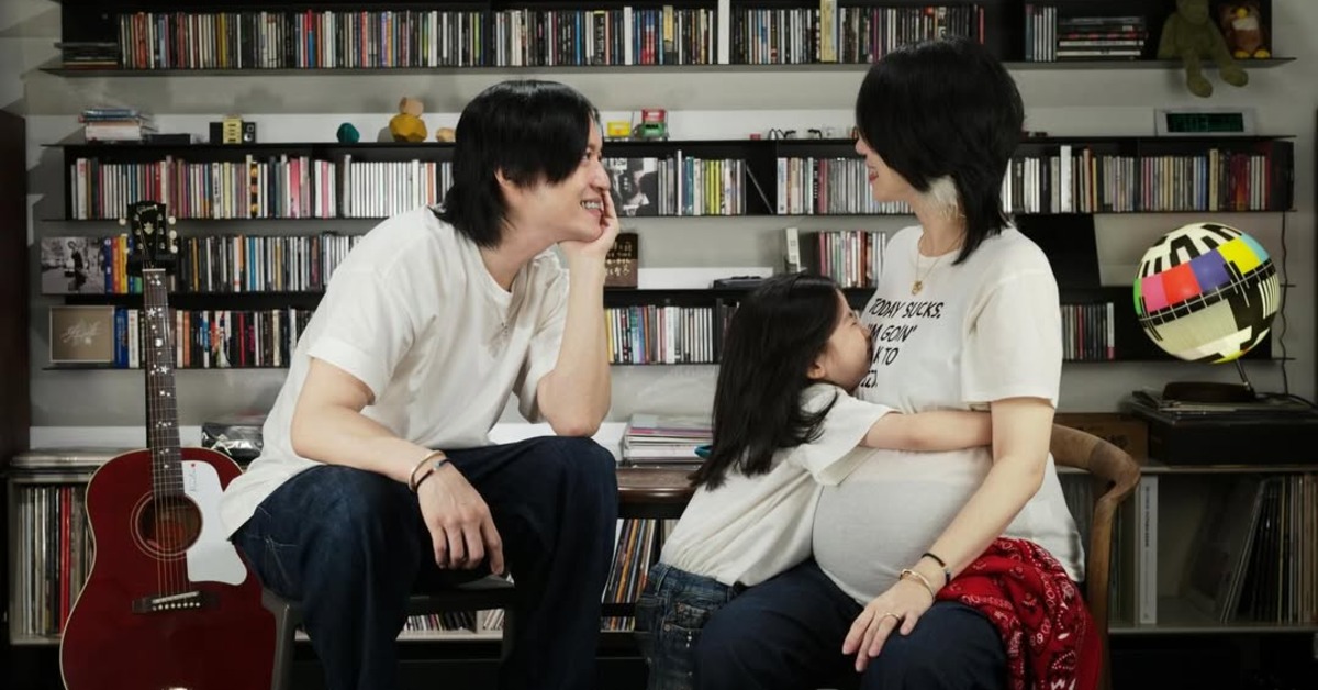 五月天怪獸曬出全家福，宣布兒子出生。（圖／翻攝自怪獸 IG）