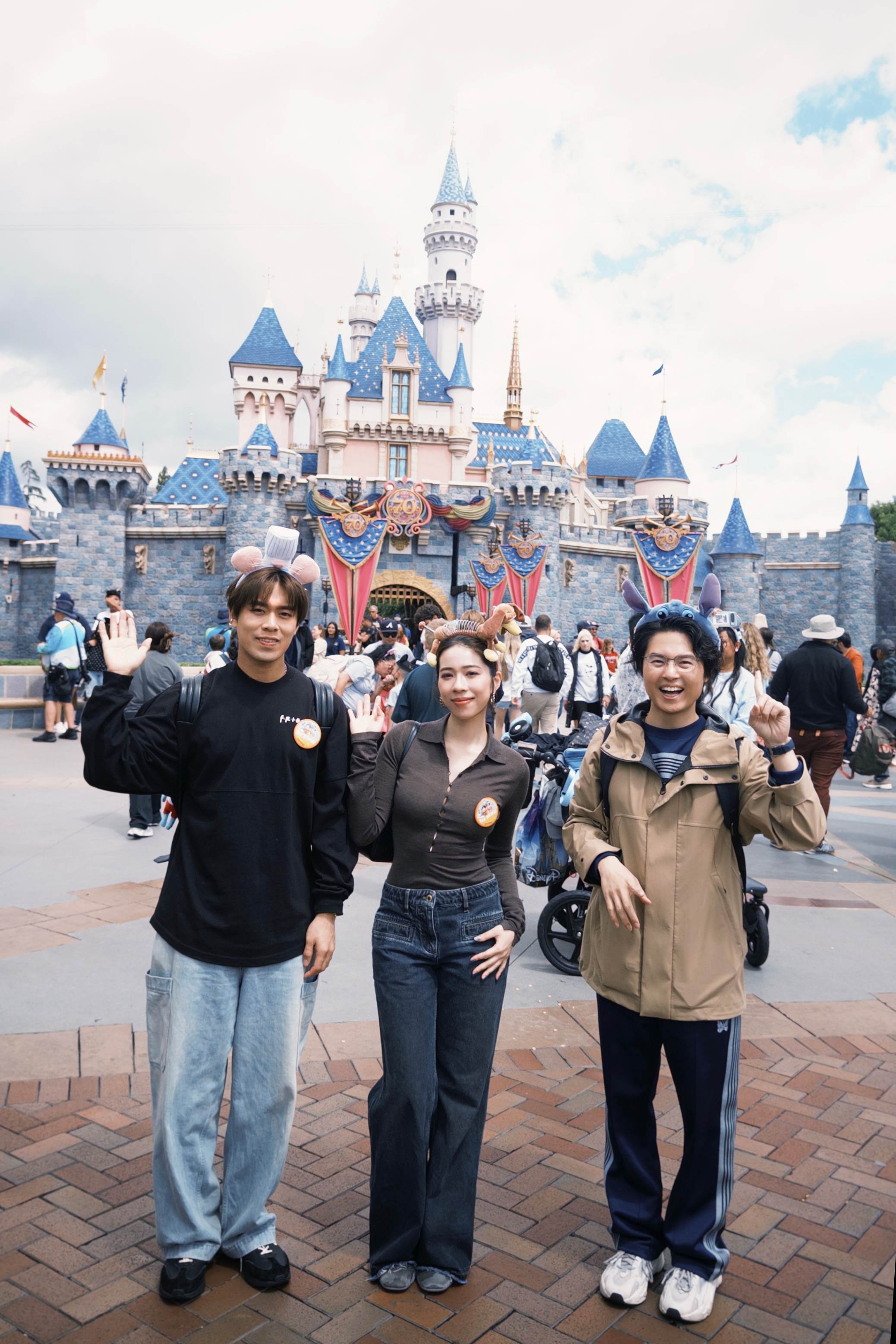 告五人到加州造訪經典的迪士尼樂園。（圖／相信音樂提供）