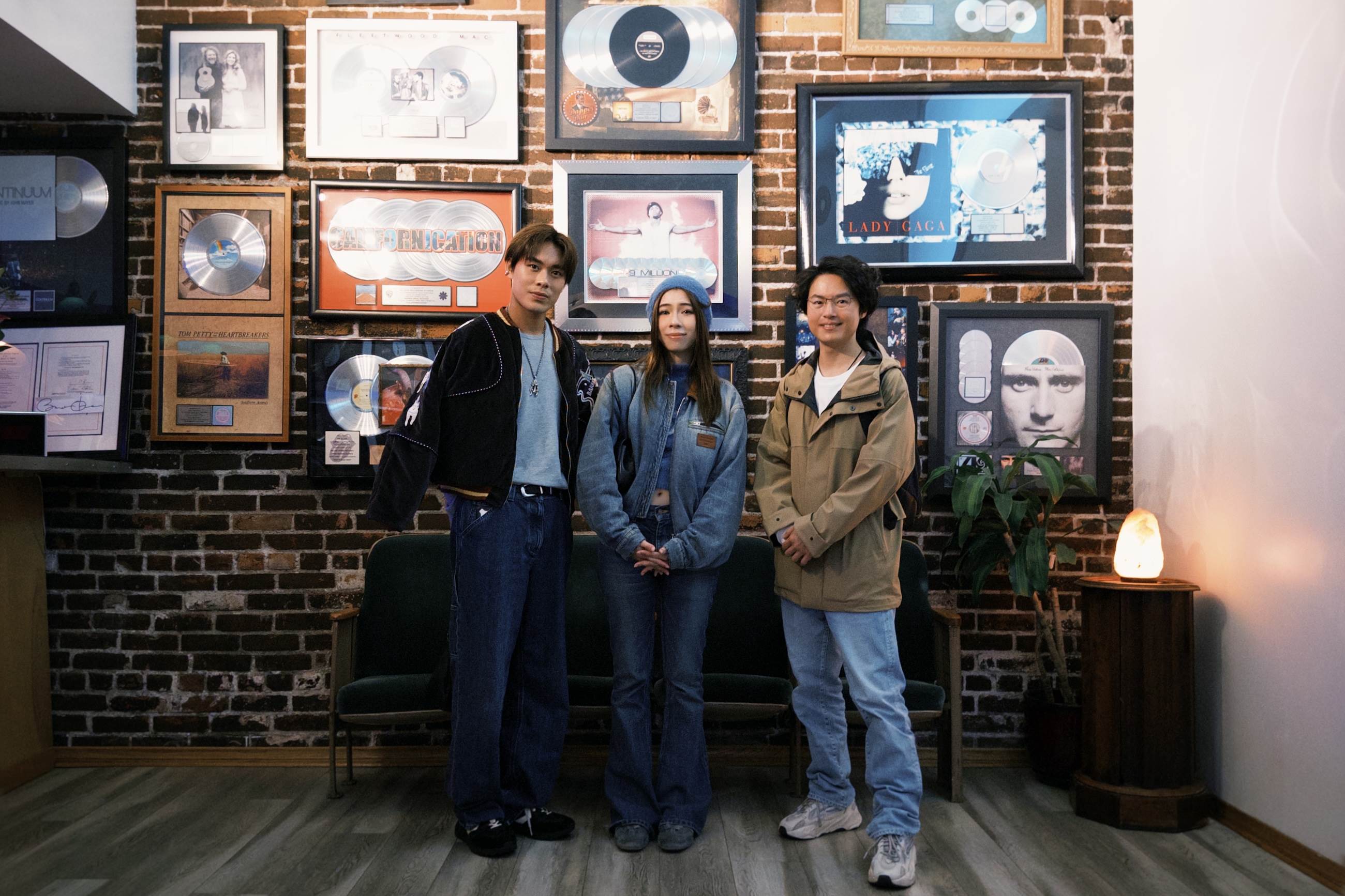 告五人把握空檔朝聖洛杉磯的傳奇錄音室 Village Studios。（圖／相信音樂提供）