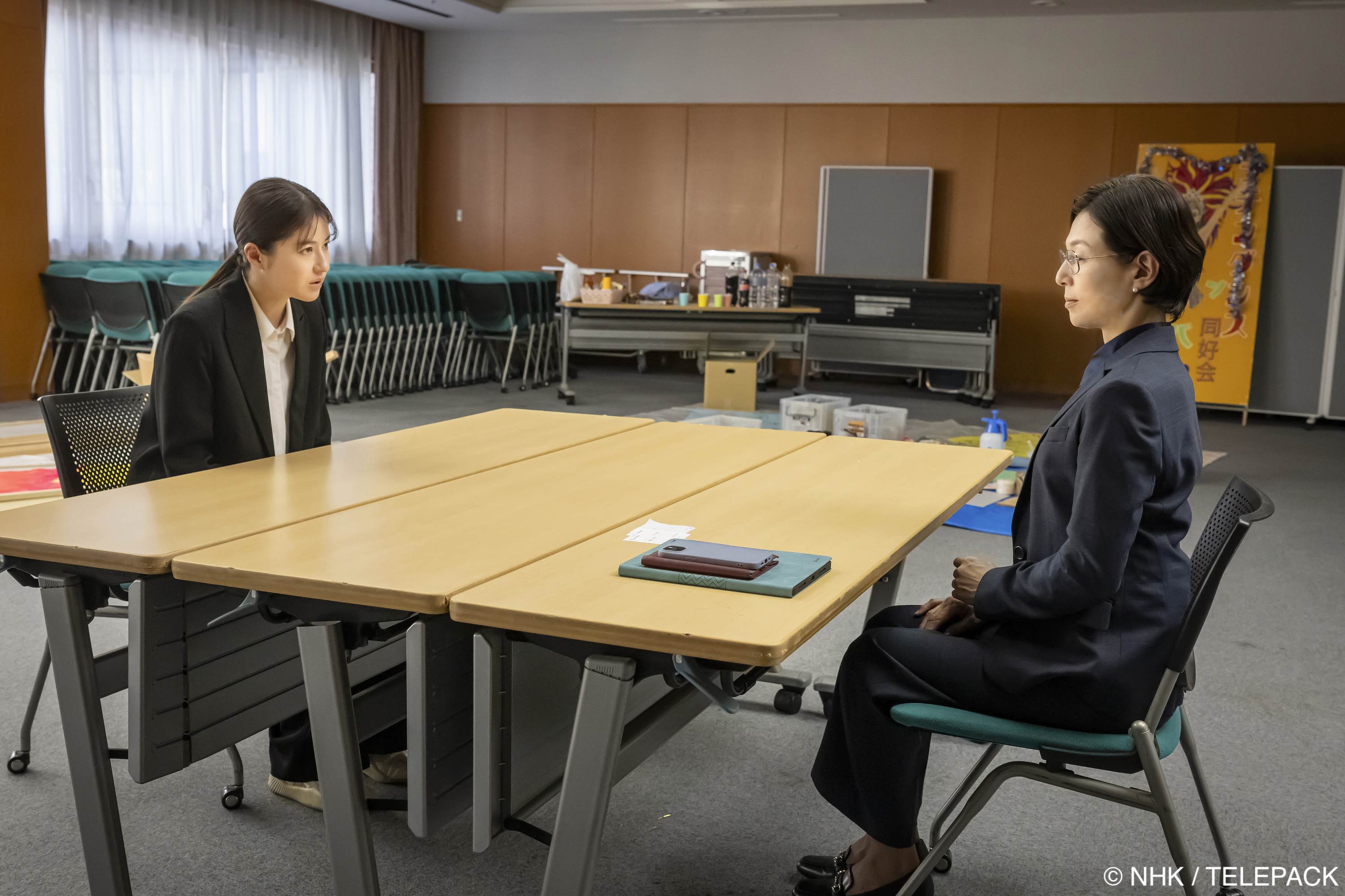 《對決》鈴木保奈美（右）面對松本若菜的質問，面不改色回應對方的懷疑。（圖／Hami Video提供）