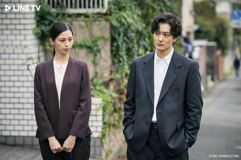 岡田將生與<a href='https://star.ebc.net.tw/search/tags/中條彩未/' target='_blank'>中條彩未</a>飾演刑警搭檔。（圖／LINE TV提供）