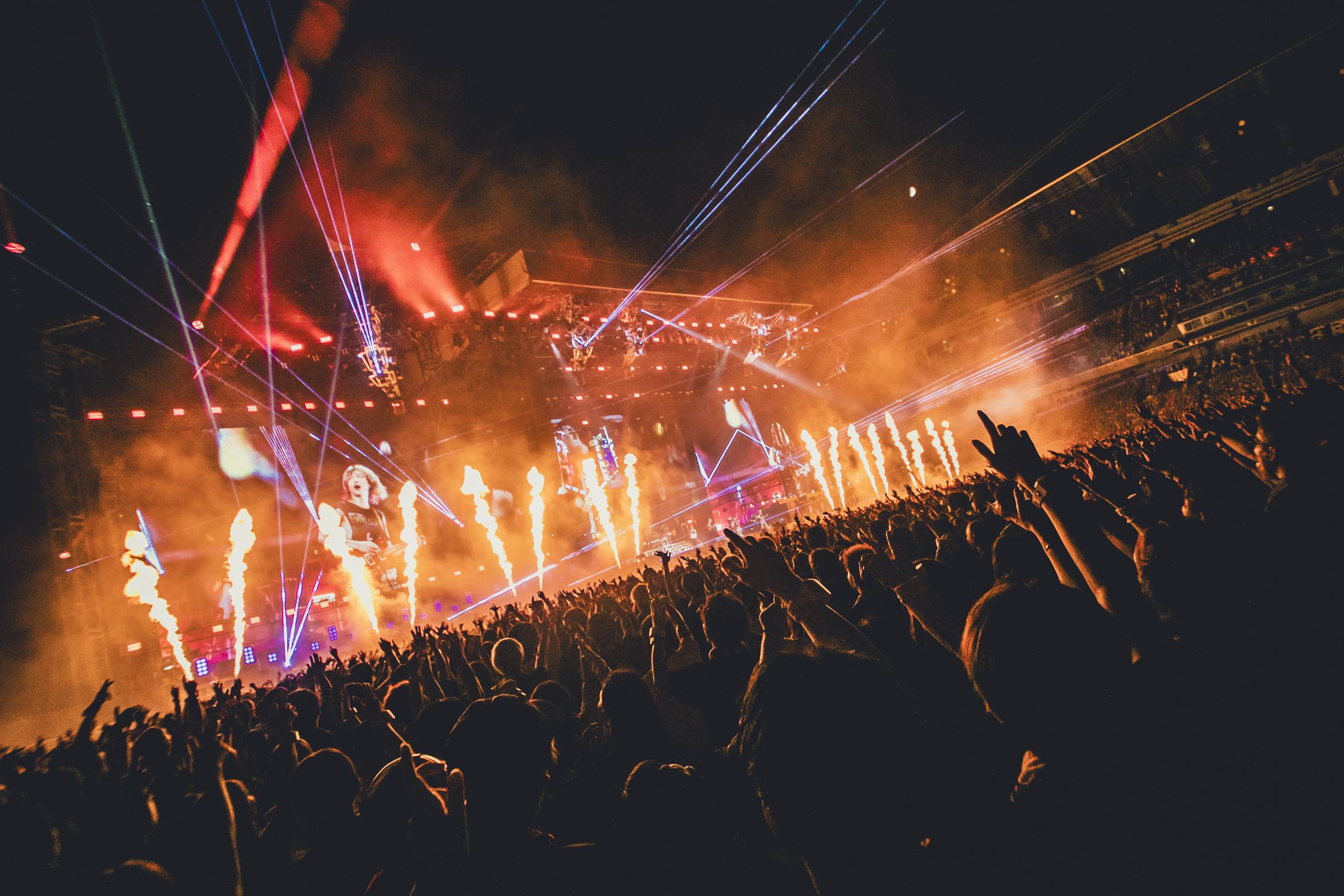 《ONE OK ROCK DETOX JAPAN TOUR 2025 AT NISSAN STADIUM IN CINEMAS》將ONE OK ROCK巡迴最狂現場搬上大銀幕。（圖／秀泰娛樂提供）