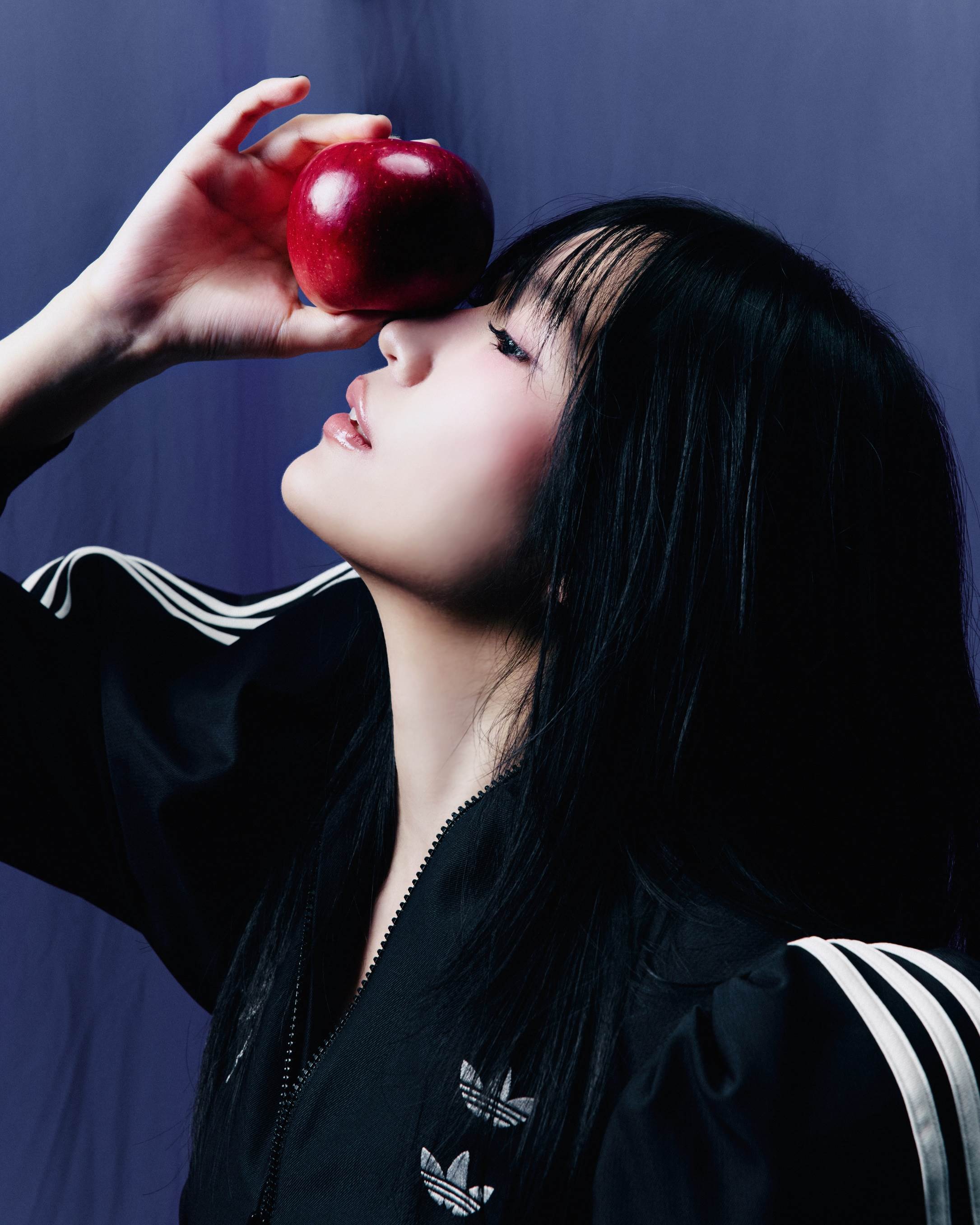 唱作女聲黃玠瑋手拿蘋果，除了寓意愛情裡的一體兩面。（圖／環球音樂提供）