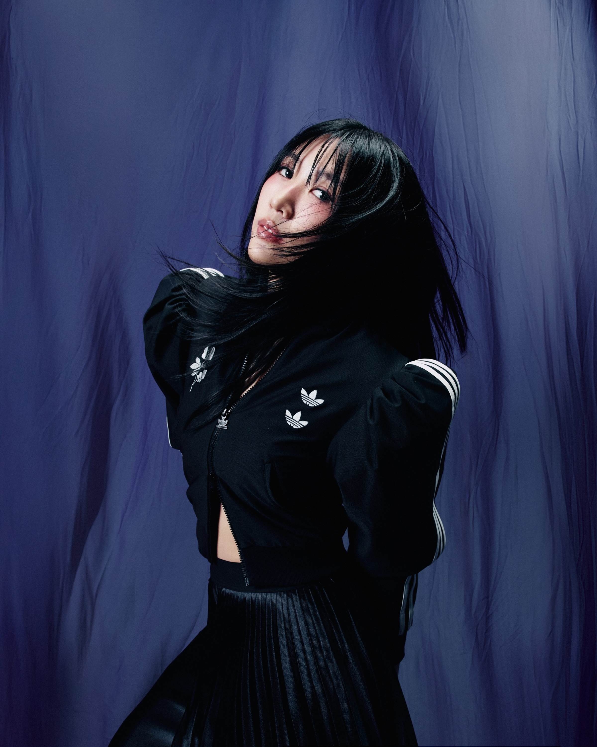 唱作女聲黃玠瑋是動漫的狂熱者，近期受邀參與《OPUS：心相吾山》遊戲片尾曲〈光在遠方Prismic Light〉的演唱。（圖／環球音樂提供）