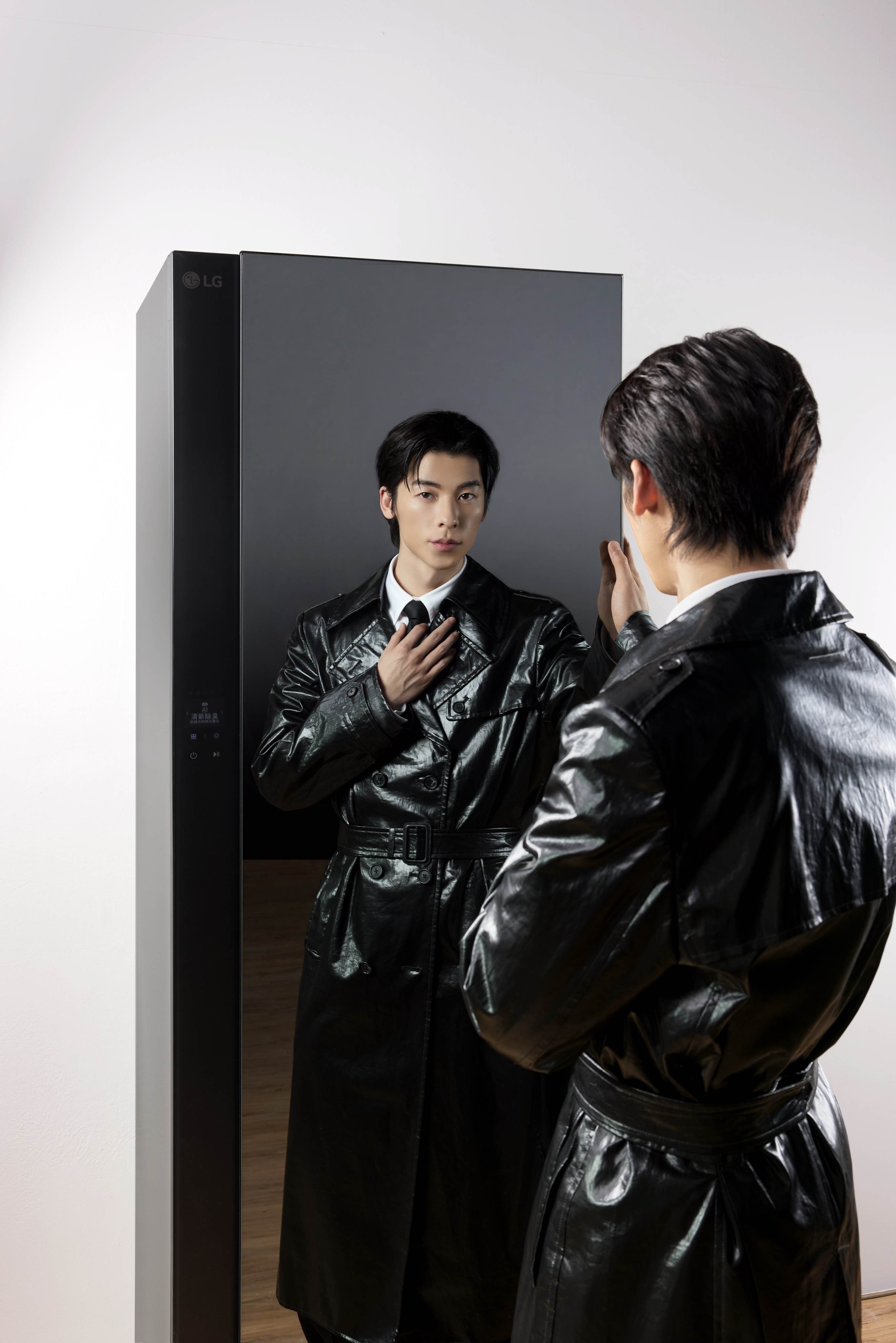 許光漢化身「衣物糾察隊」。（圖／LG）