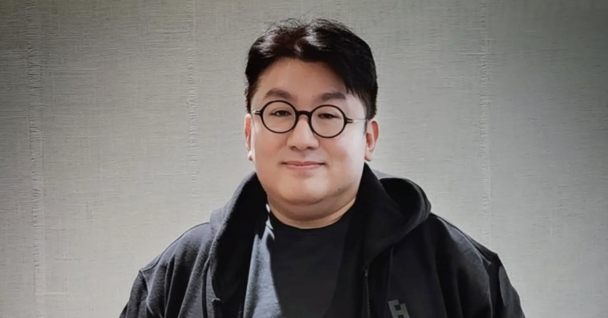 南韓經紀公司HYBE娛樂董事長房時爀以涉嫌《資本市場法》詐欺性不正交易被立案，警方申請拘捕令。（圖／翻攝自房時爀 IG）