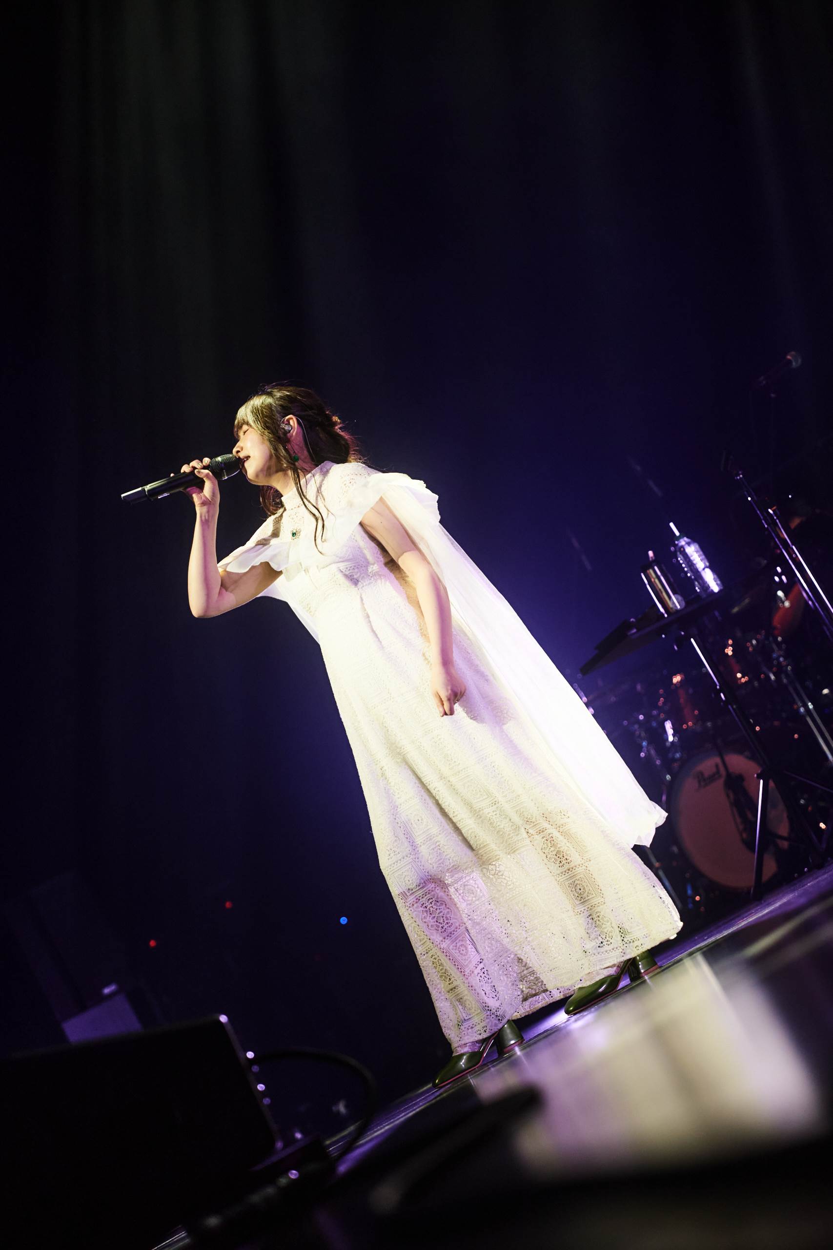 日本創作歌手yanaginagi身穿白色荷葉邊紗裙絕美登台。（圖／大鴻藝術 BIG ART提供）