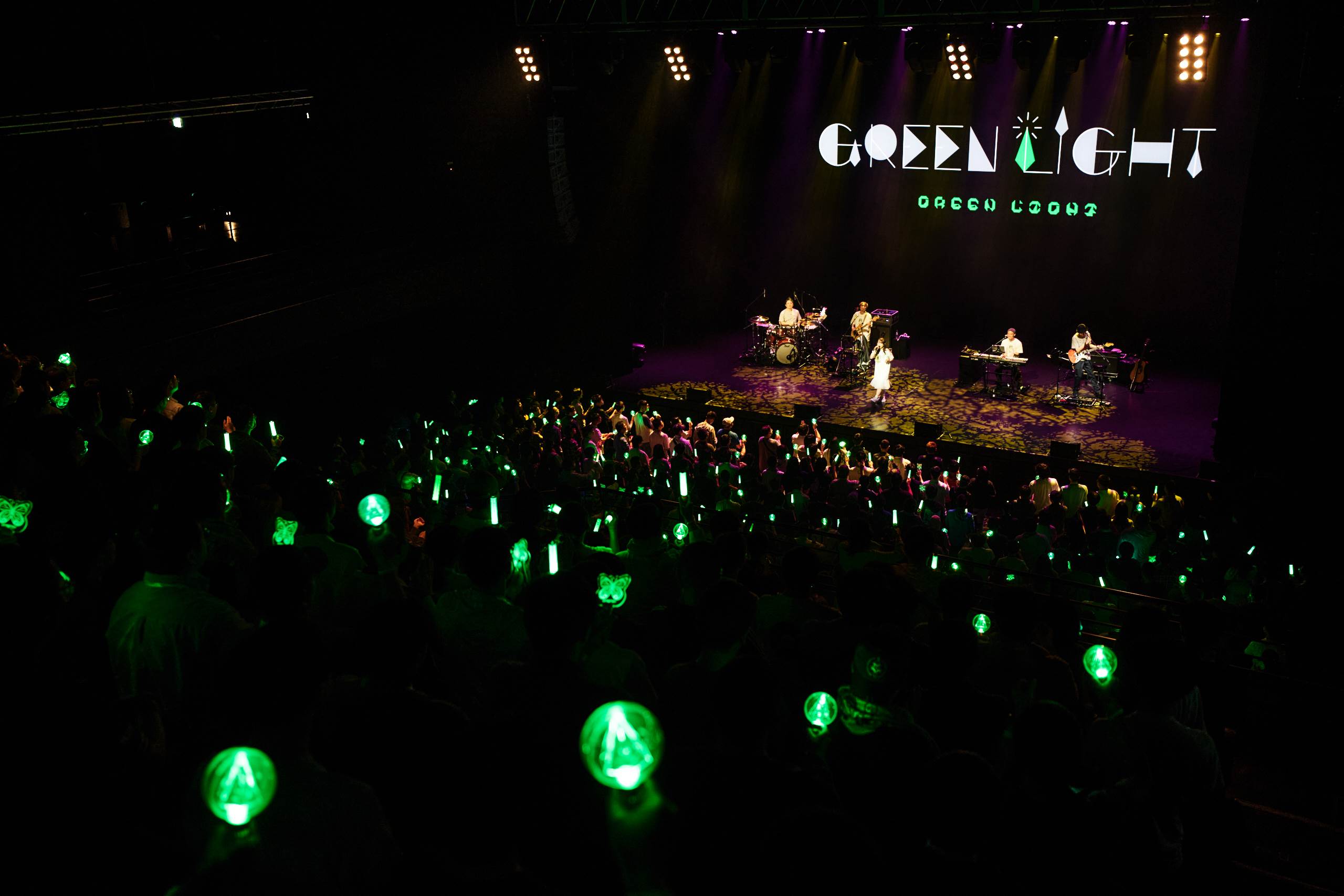 日本創作歌手yanaginagi邀請全場歌迷齊舉手燈，於漆黑的會場中點亮一片柔和的璀璨光海。（圖／大鴻藝術 BIG ART提供）