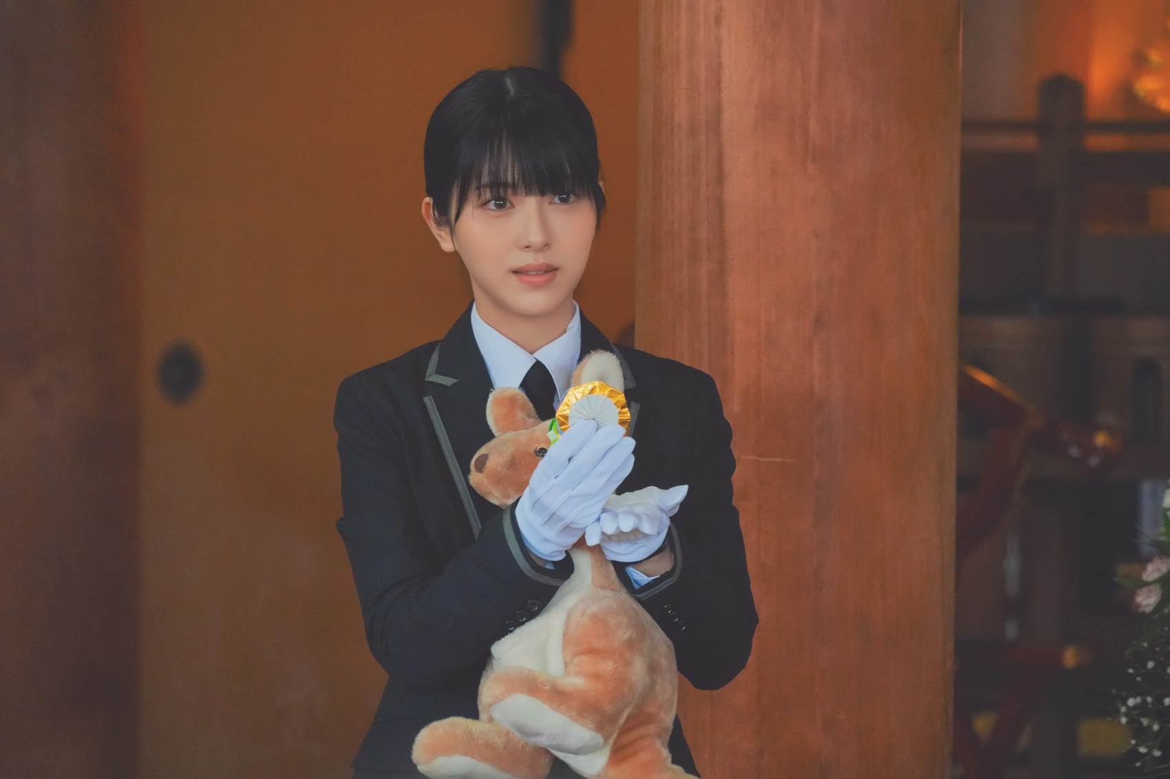 日本年度真人電影票房冠軍《別離無恙》濱邊美波扮生命禮儀師，聽得到逝者的聲音。（圖／車庫娛樂提供）