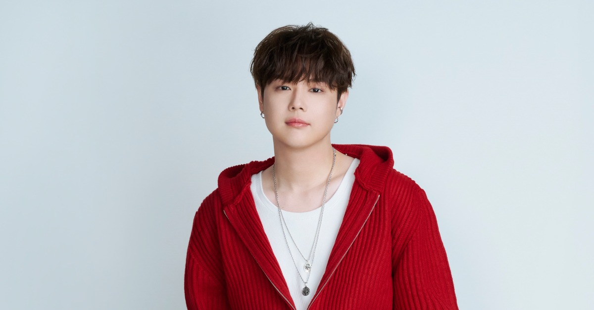 創作新人王TREVOR郭家瑋推全新單曲〈那片海灘〉。（圖／索尼音樂提供）