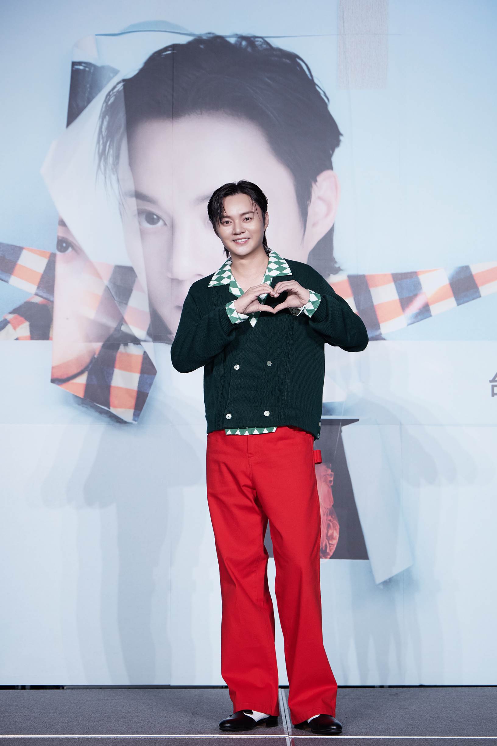 金曲歌王許富凱開賣記者會，一身紅綠相襯的學院Look帥氣現身。（圖／寬宏藝術X何樂音樂提供）