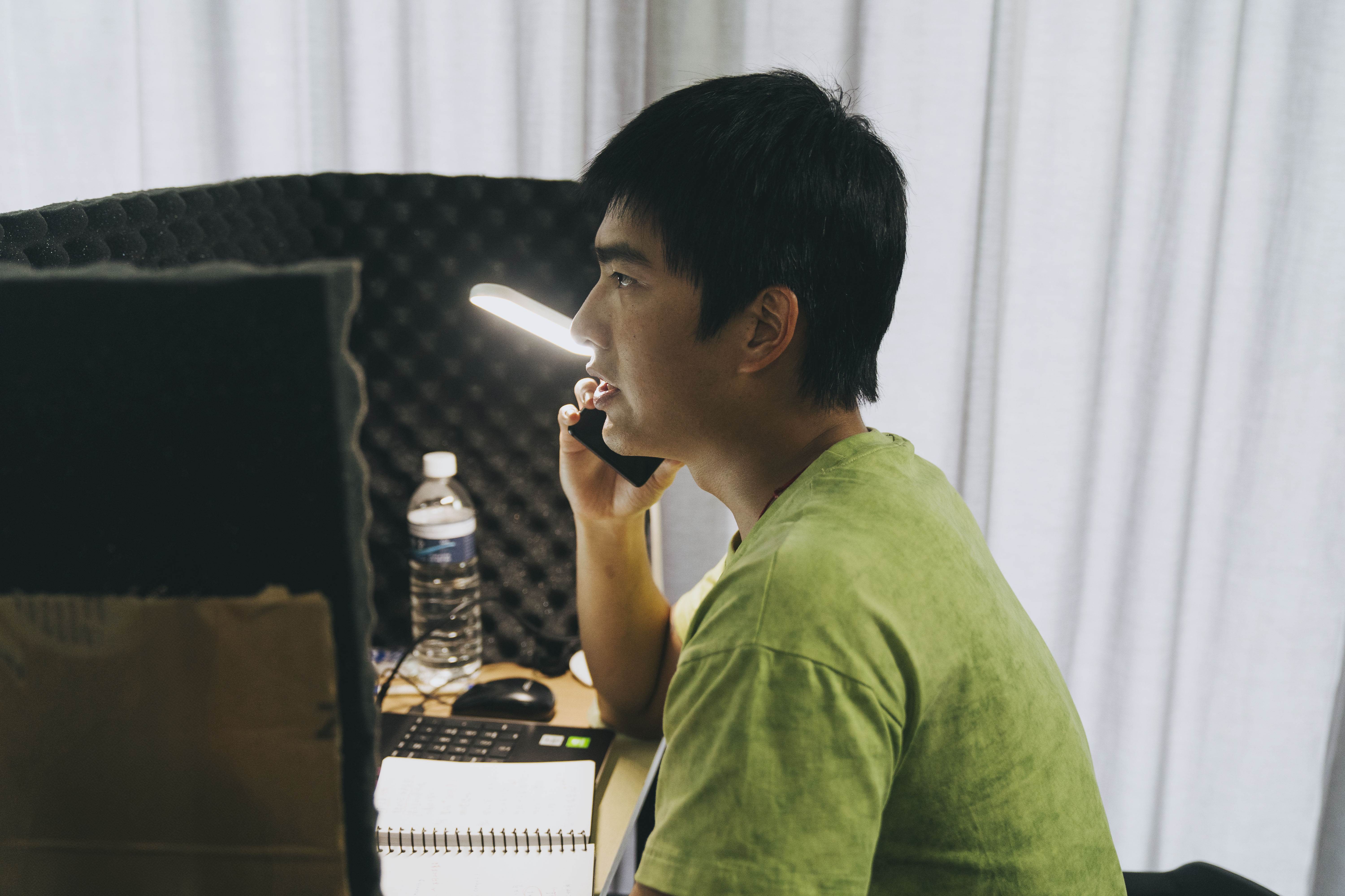 《失樂園》詐騙集團篇釋出，曾敬驊拿拖鞋當電話拍攝現場笑聲不斷。（圖／冬候鳥電影、文策院）