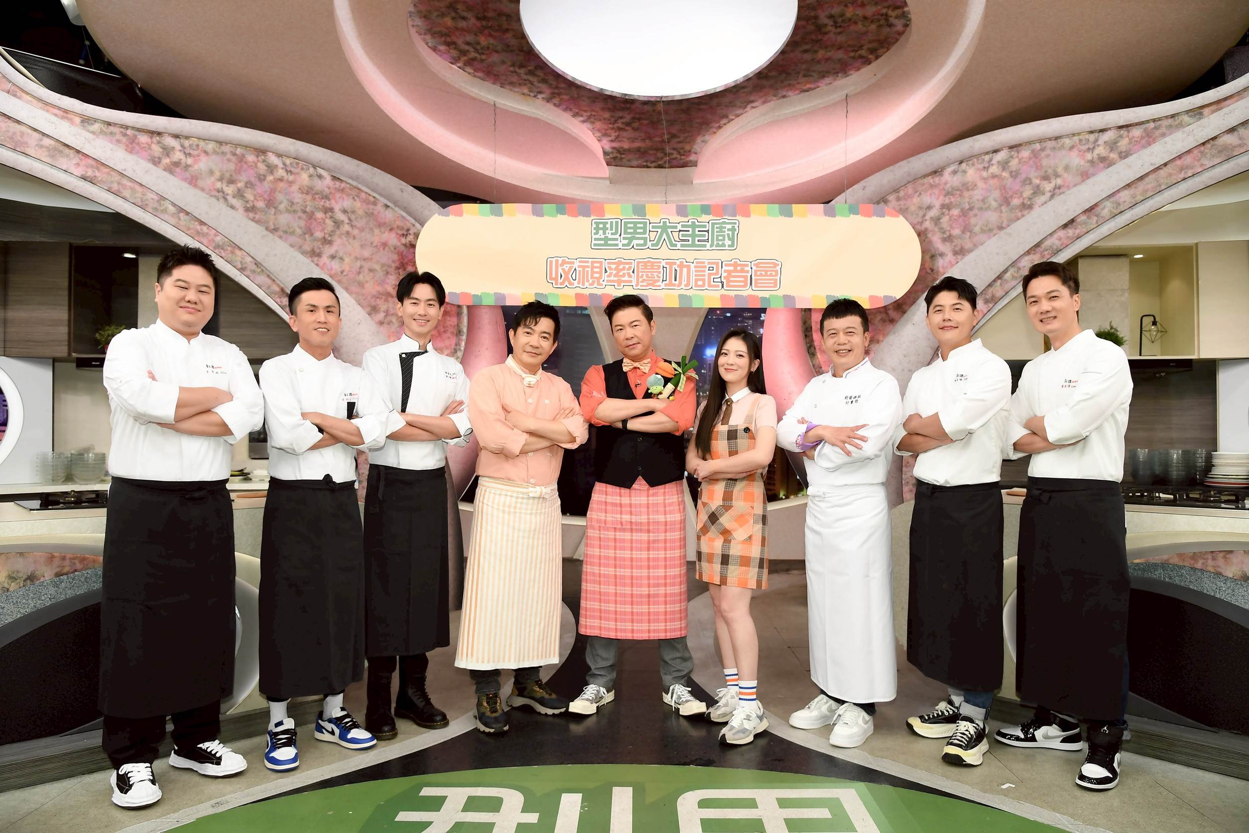 曾國城（中）回應<a href='https://star.ebc.net.tw/search/tags/出售/' target='_blank'>出售</a>內湖百坪別墅。（圖／三立提供）