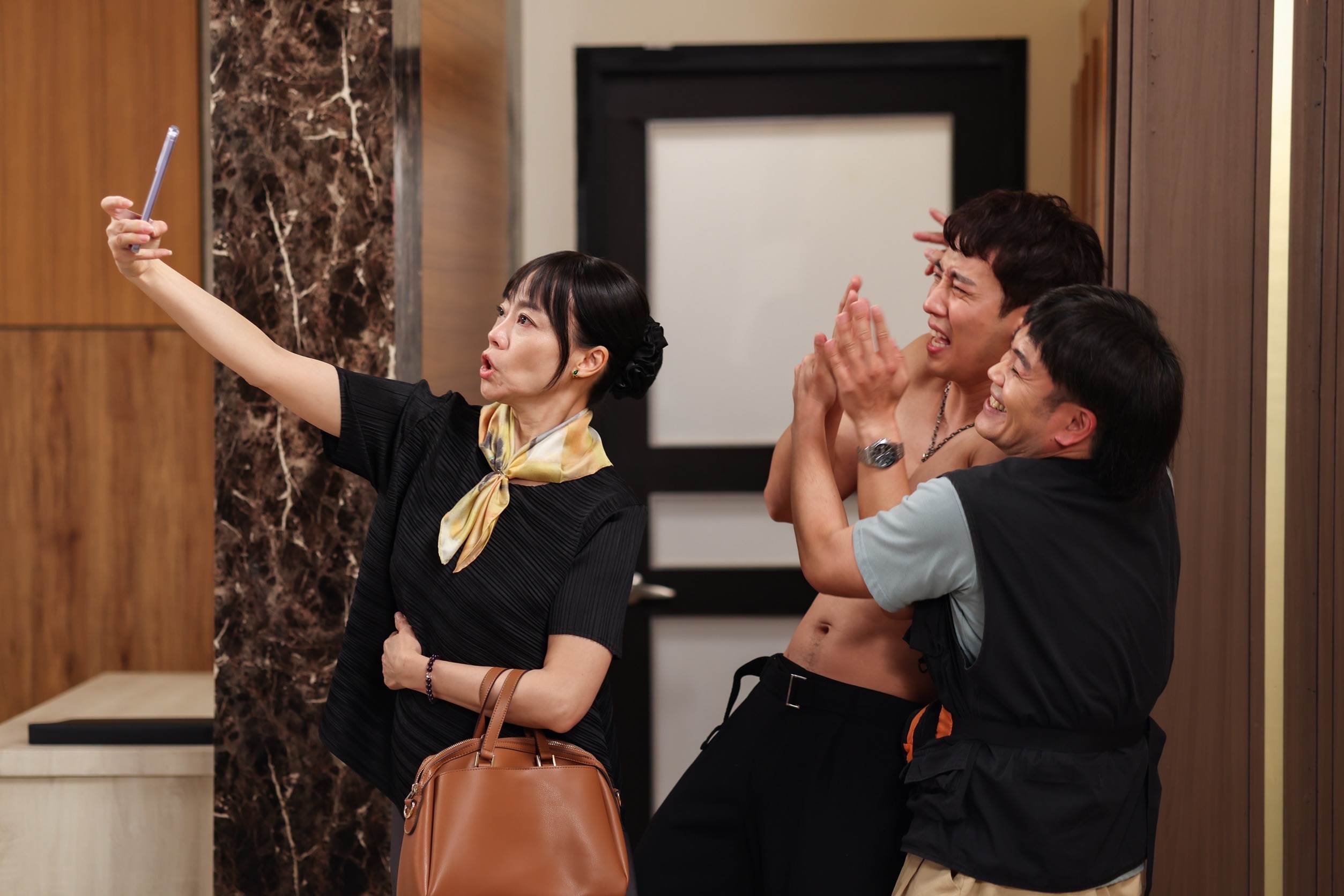 卞慶華被抓包，慘遭范瑞君、馬國弼洗臉。（圖／民視）