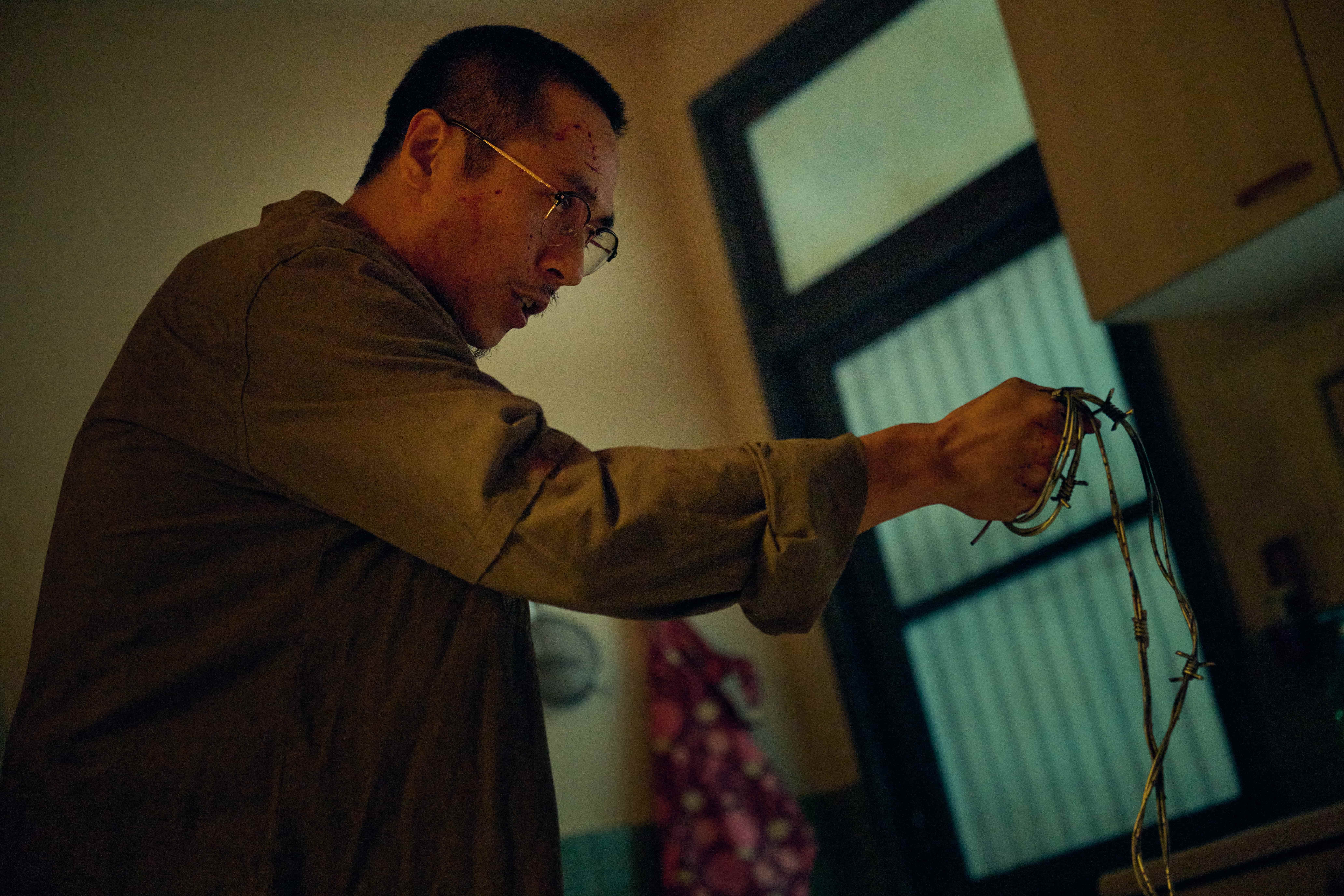 電影《祭弒》中莊凱勛詮釋瘋父浴室施暴，貼心拿自己當實驗品「試打」確認力道。（圖／威視電影）