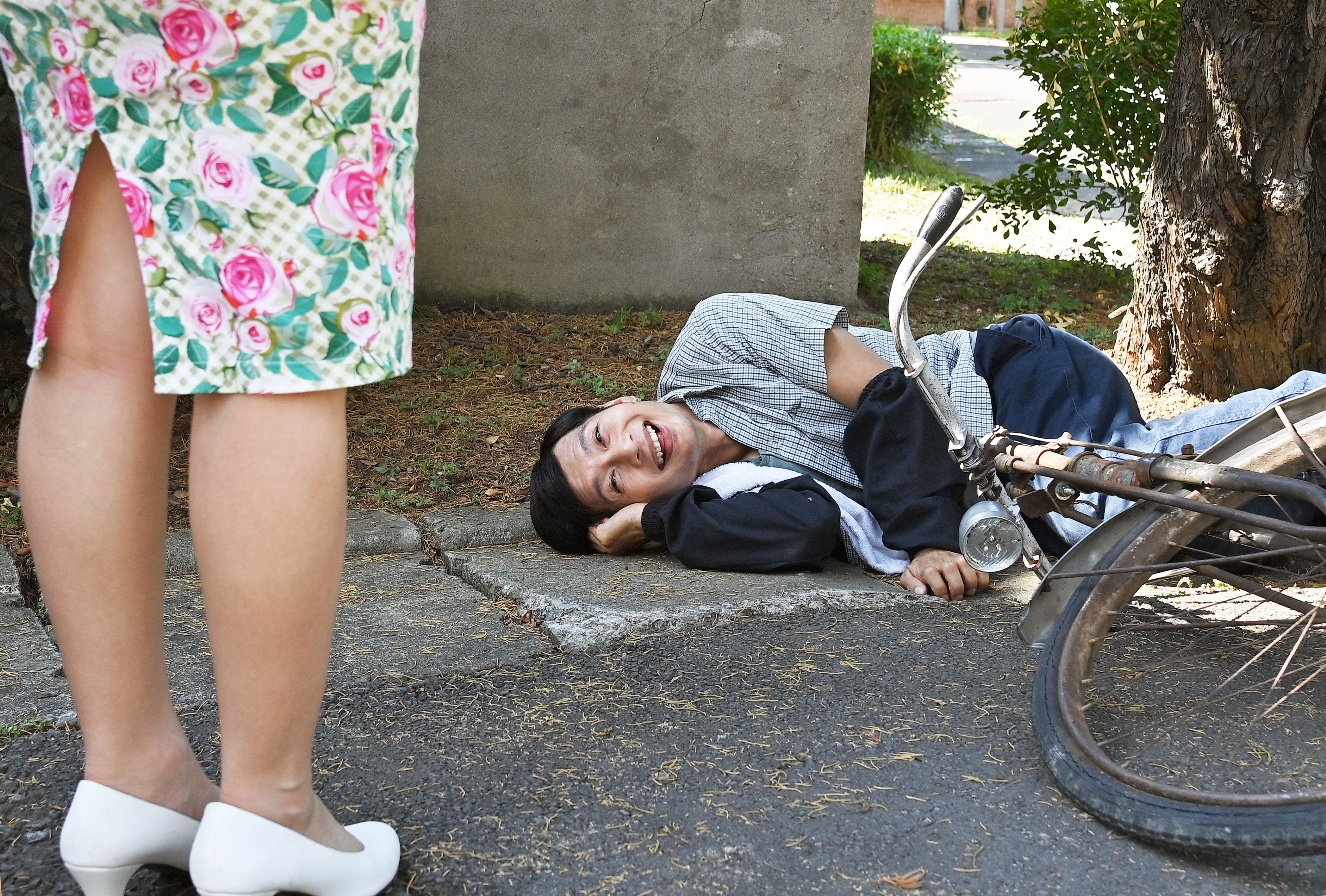 逸祥劇中看到美女失神，摔車不會痛還在傻笑。（圖／台視）