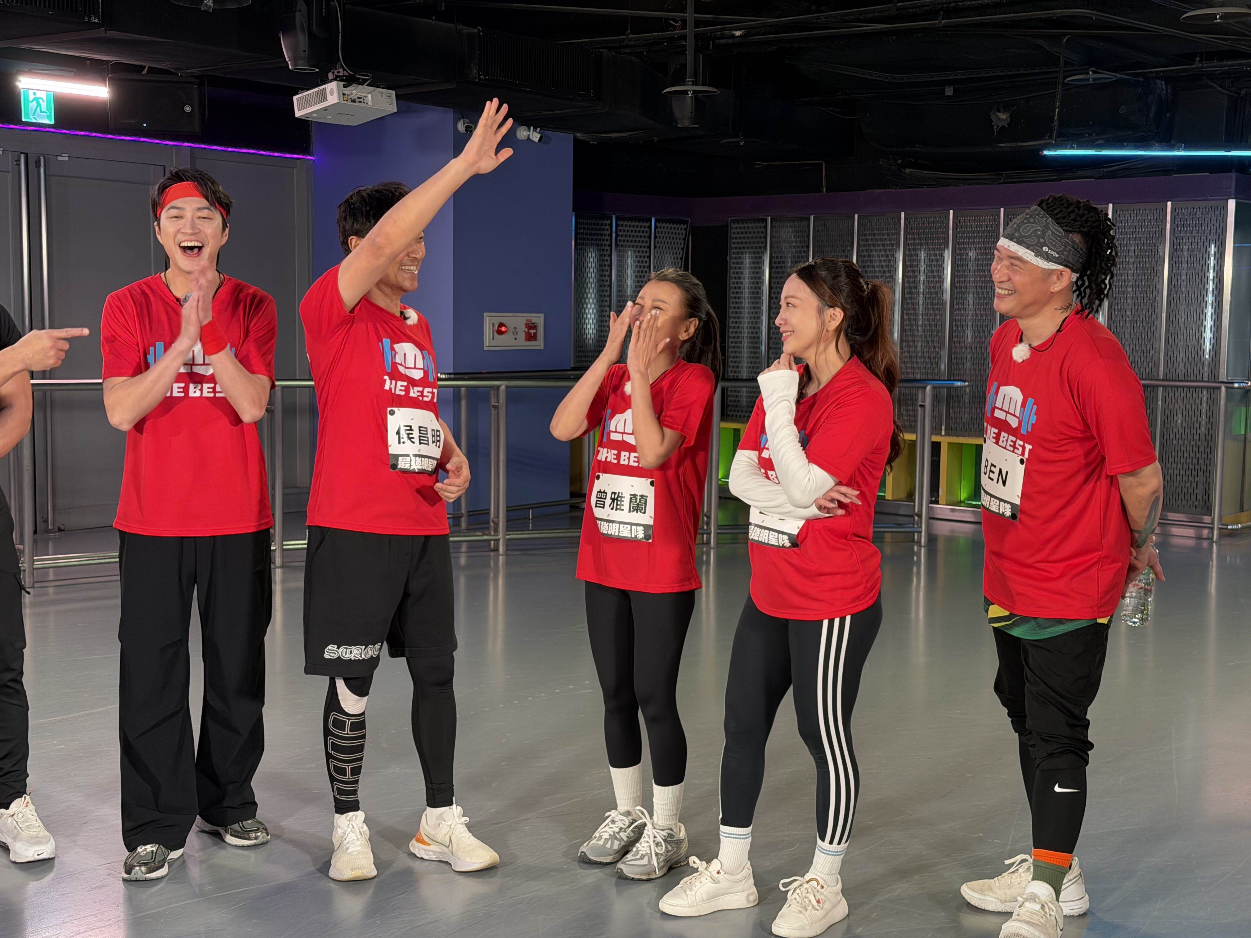 55歲侯昌明（左2）慘摔苦求饒。（圖／《全城地圖：最強明星隊》提供）