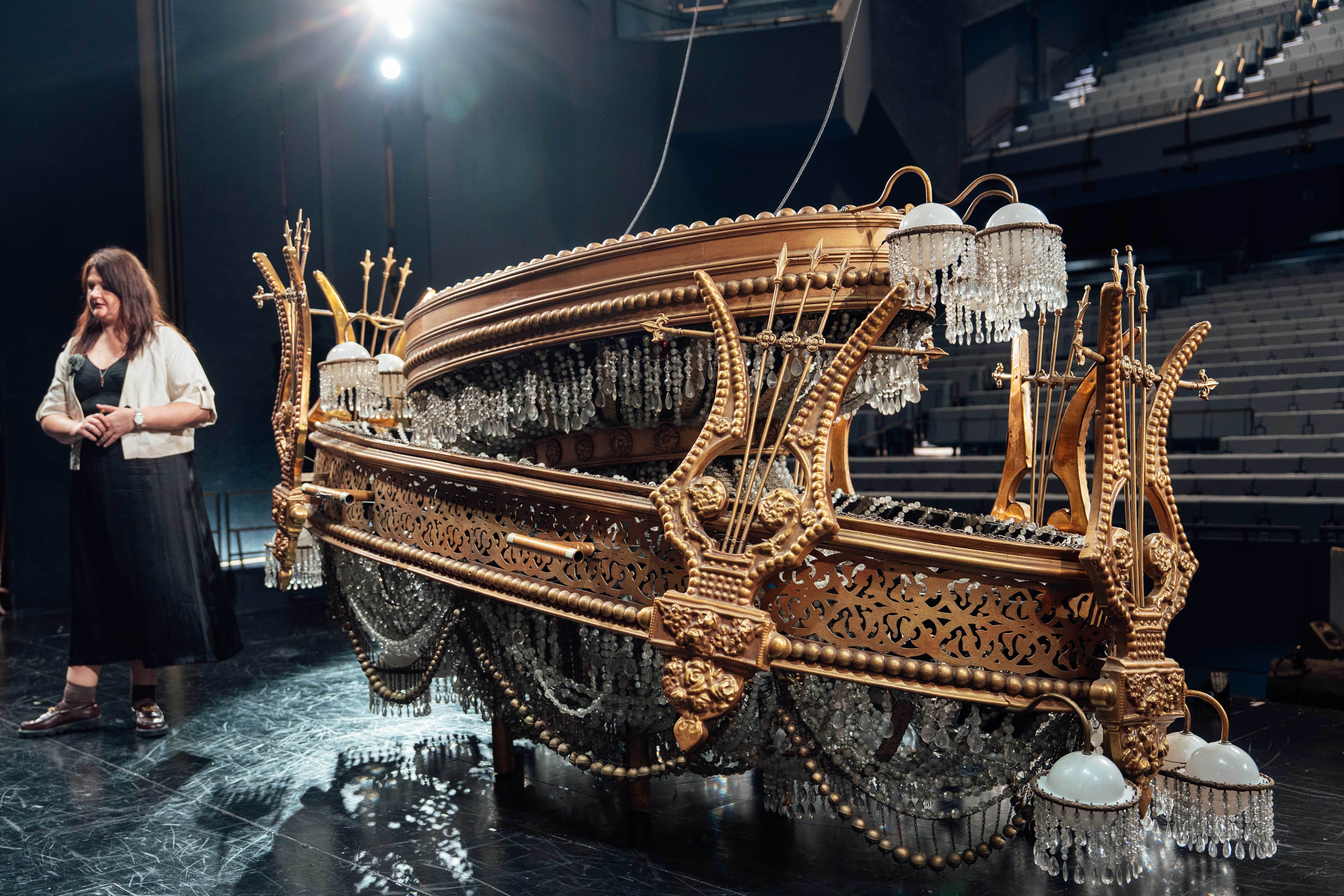 水晶吊燈採用巡演專用的內建式設計。（圖／寬宏藝術提供）