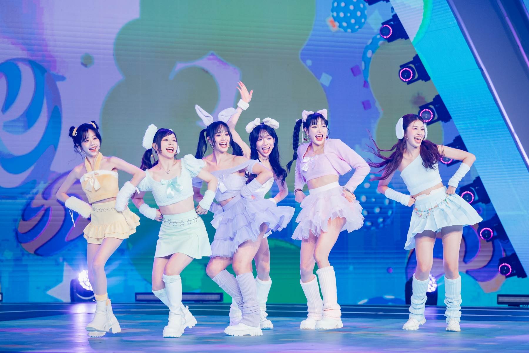 《宇宙啦啦隊》成員們大跳〈捏泥巴〉和〈卡加布列島〉。（圖／緯來電視網提供）