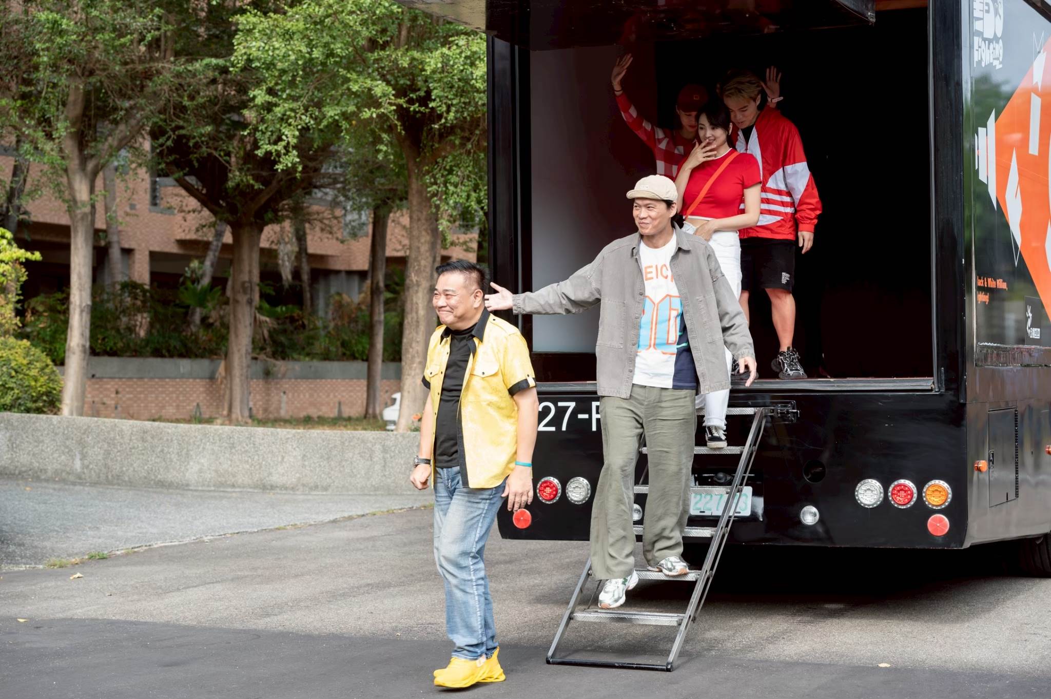 學弟妹們歡迎白雲學長回母校。(圖／公視台語台提供)