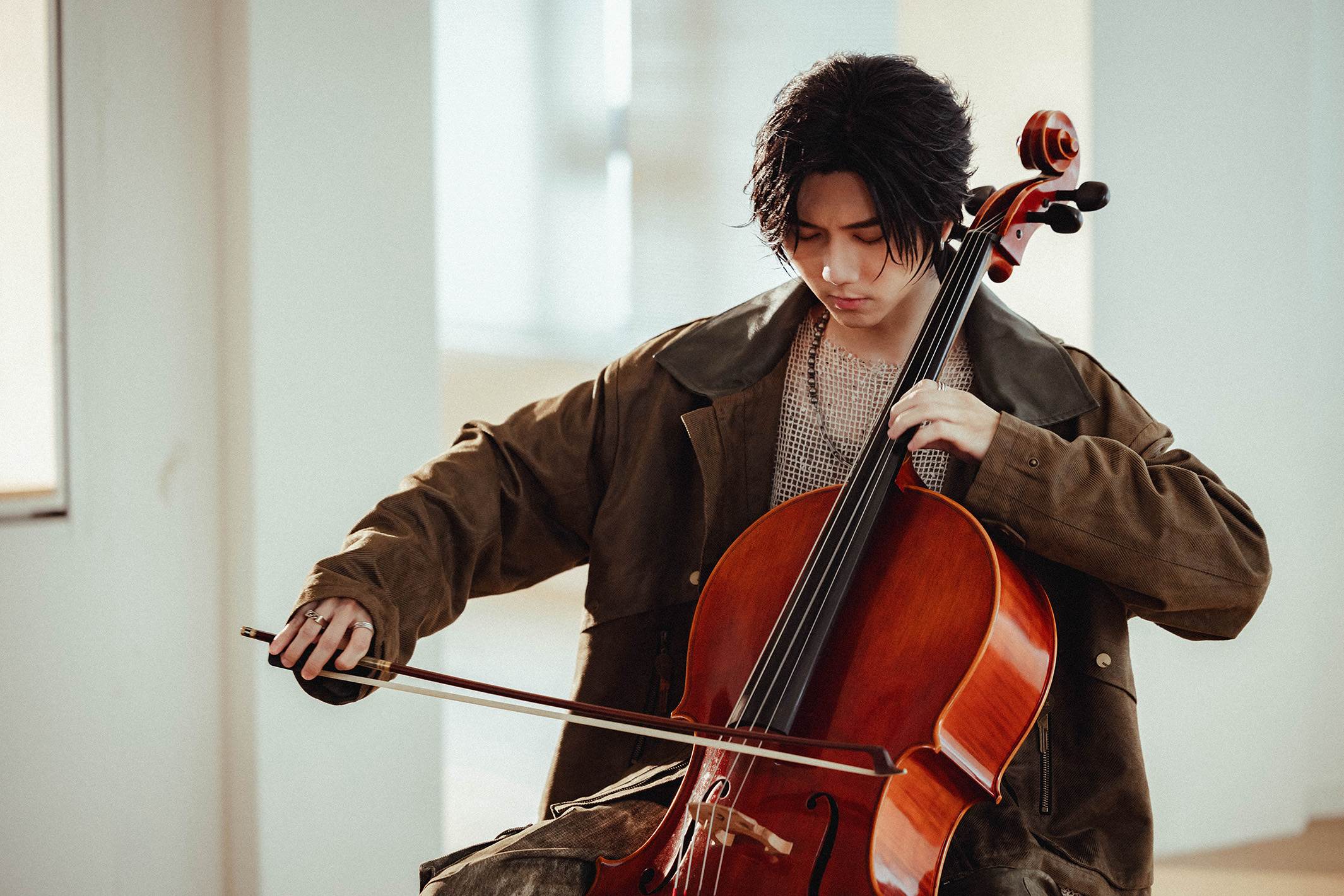 黃霆睿在MV中大秀大提琴才華。（圖／相映音樂提供）