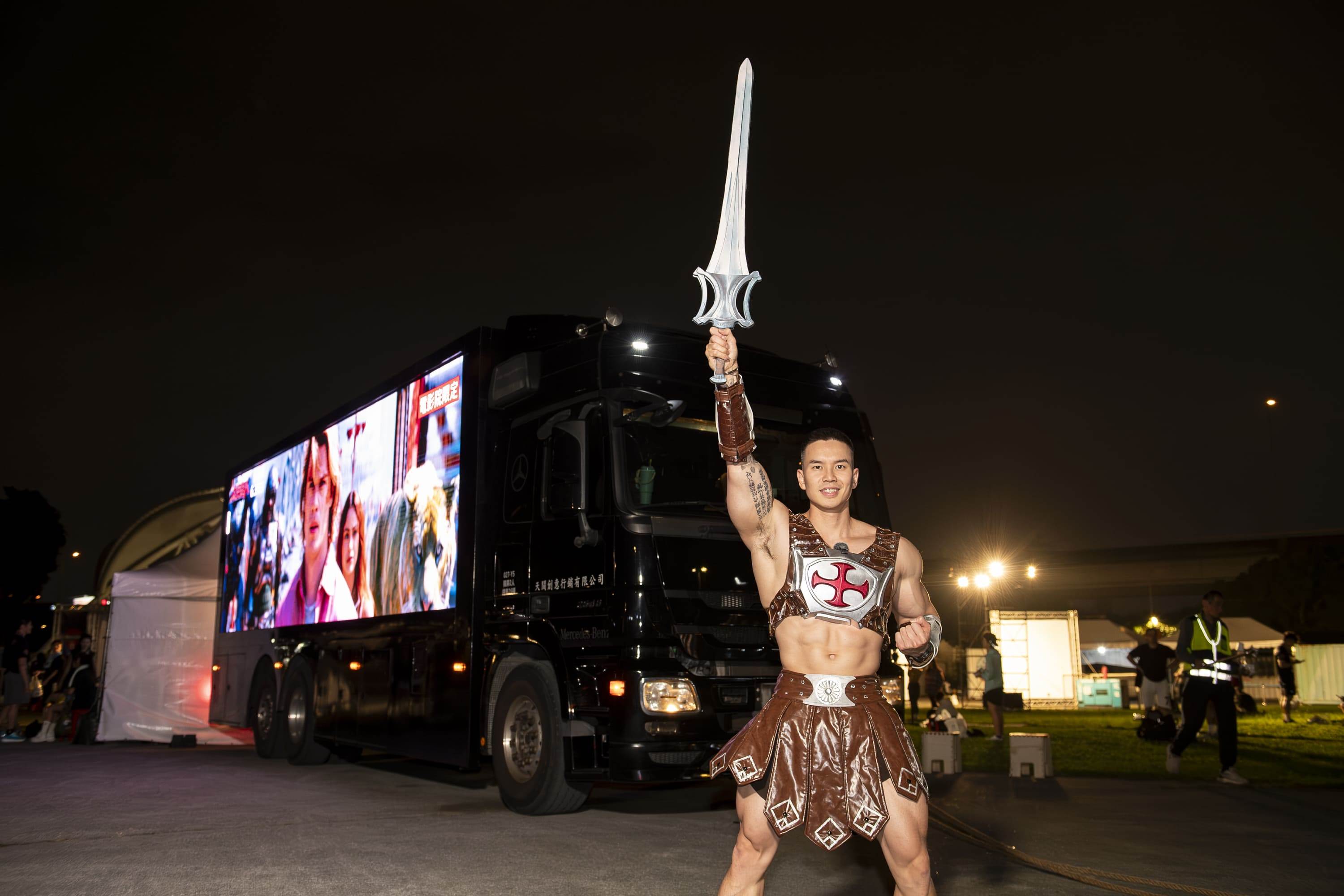 YouTuber「大H」驚喜現身搖滾路跑。（圖／索尼影業）