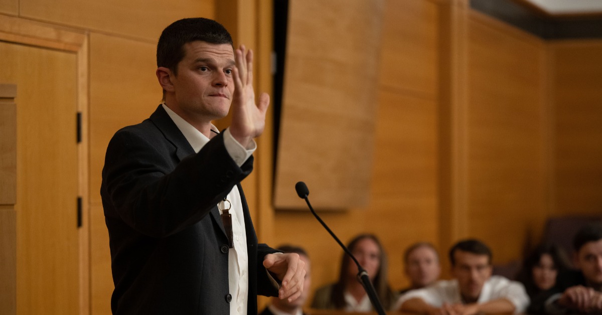 電影《出口成髒》男主角羅伯特阿拉馬約。（圖／索尼影業）