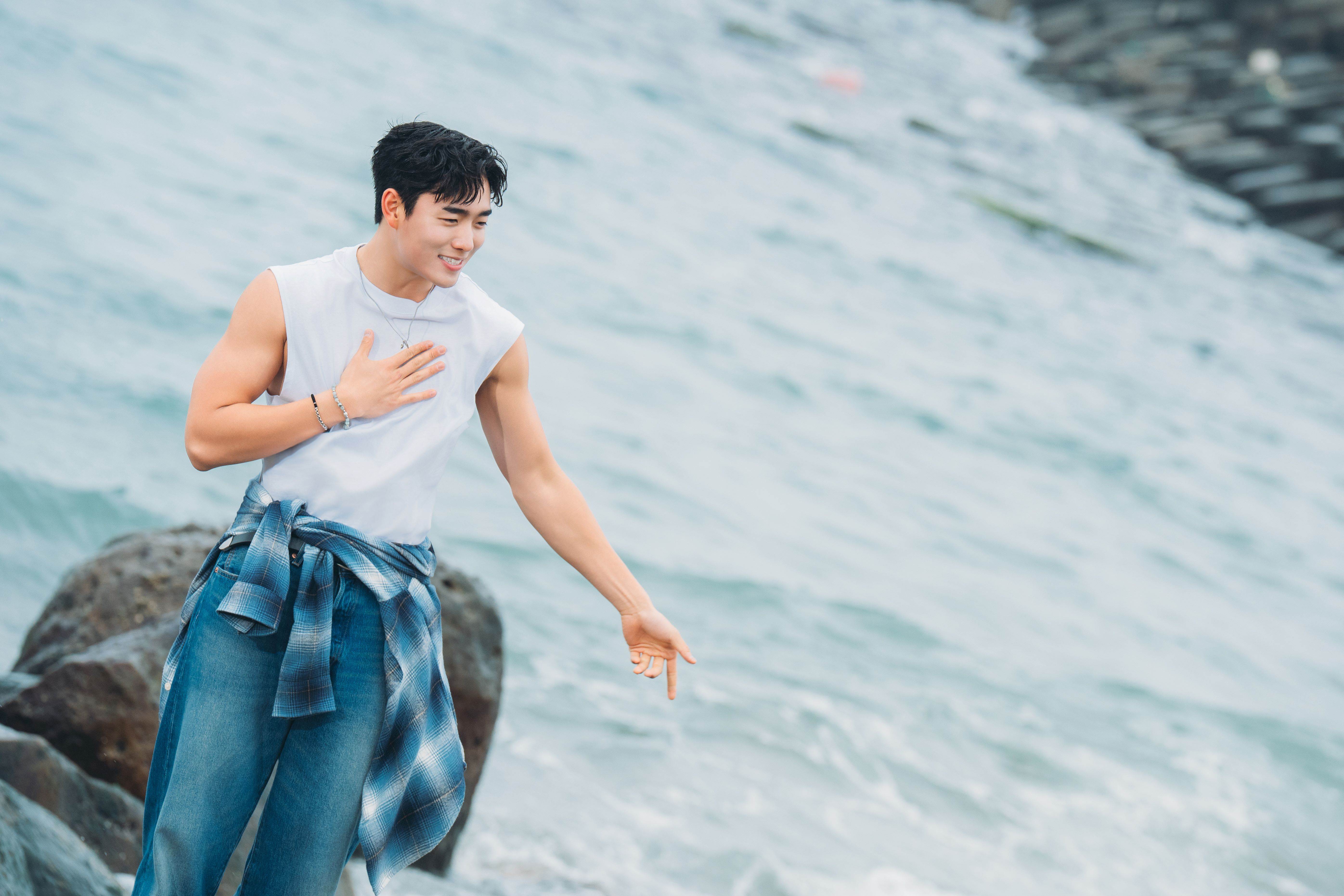 須弘道從美國搭機返台拍攝MV。（圖／粹譜藝人經紀提供）