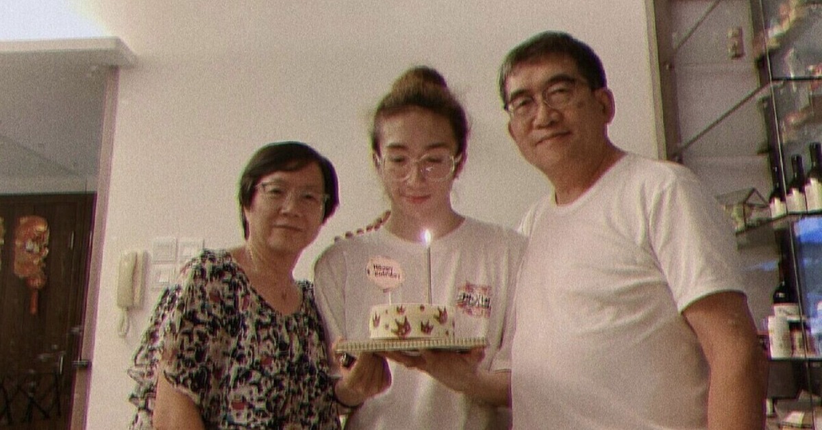 陪伴舞者兒子阿Mo（中）復健多年的李盛林牧師（右一）離世。（圖／翻攝自阿Mo Instagram）