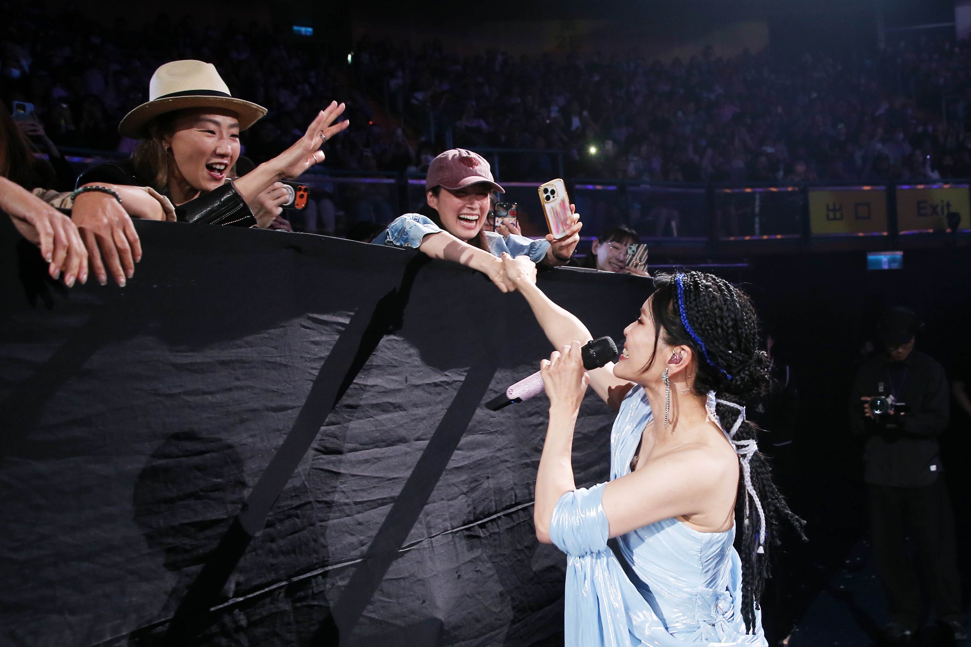 周蕙從舞台走下與陸明君（左）、田中千繪及粉絲互動。（圖／寬宏藝術提供）