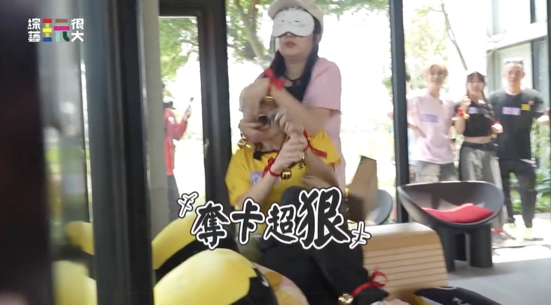 丫頭進攻時戰力滿點，抱住蝶香頭部。（圖／綜藝玩很大提供）