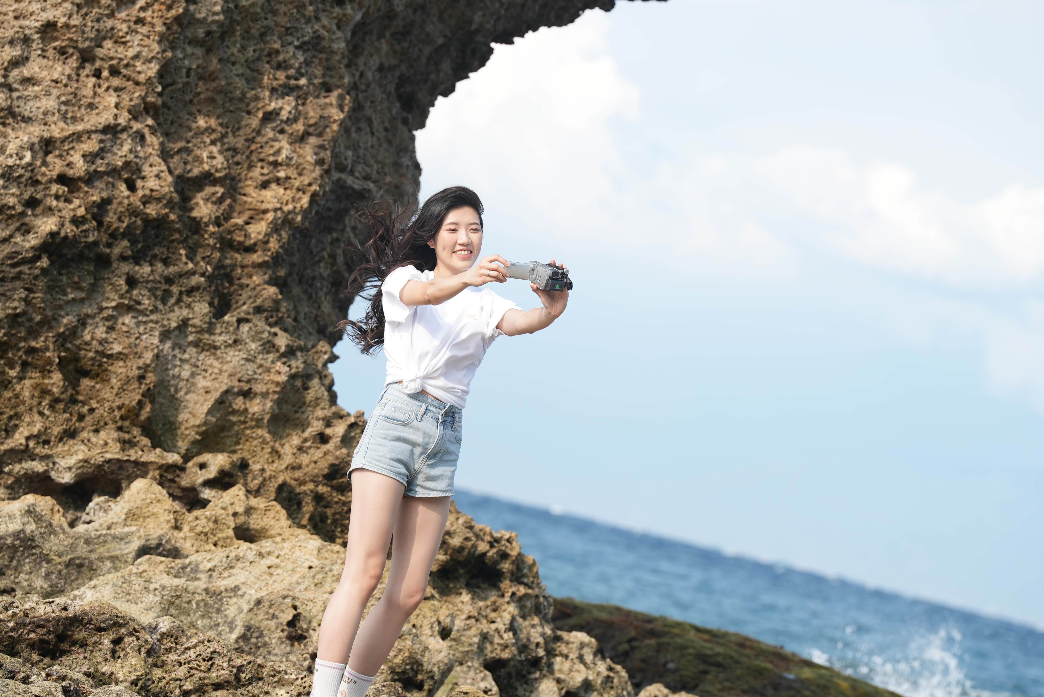 林希子小琉球拍CF，長髮狂捲破浪反而更美。（圖／iSHOW愛秀演藝）