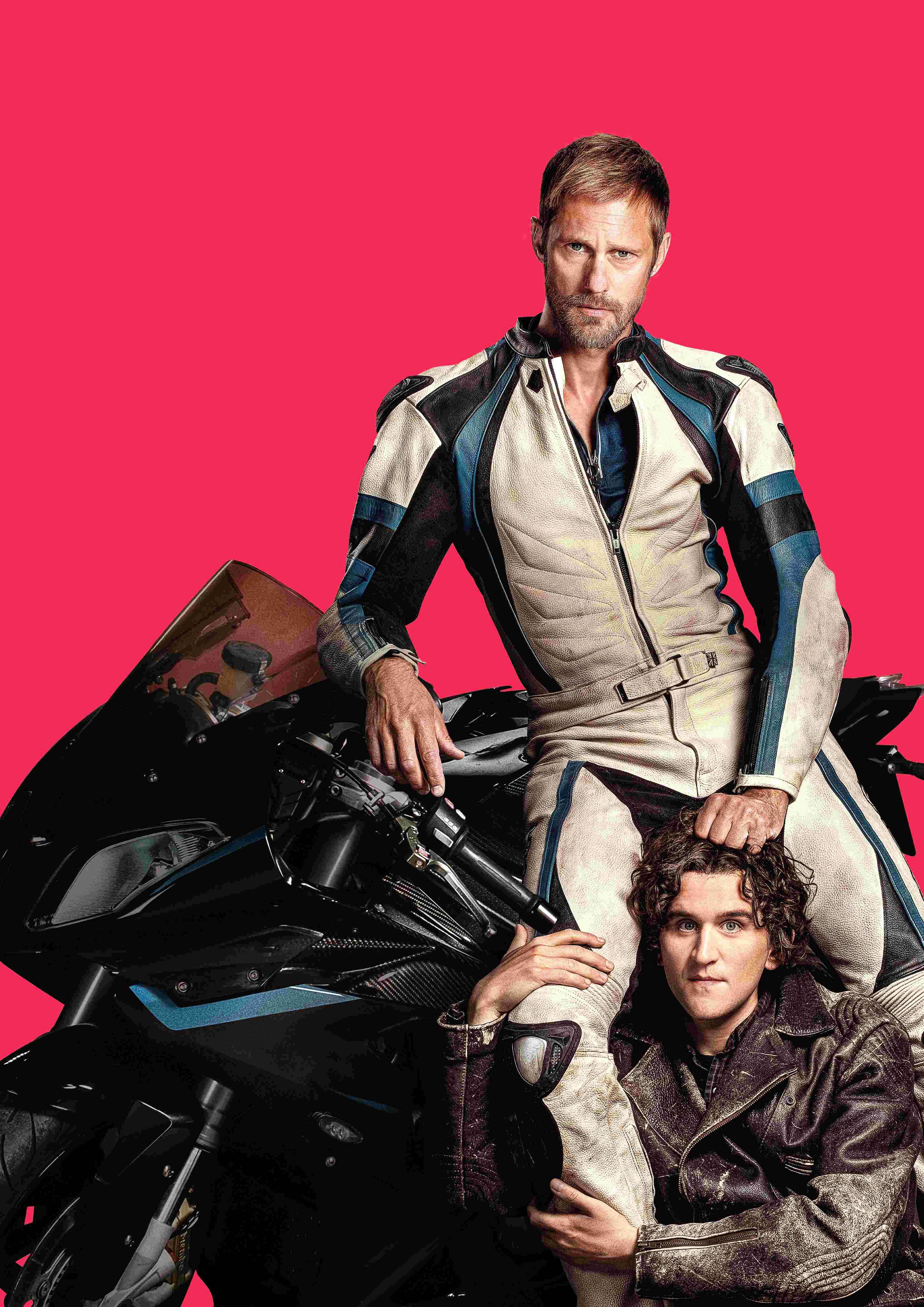 亞歷山大史柯斯嘉（上）驚爆與哈利梅林的關係是「潤滑液、汗水，還有皮革」。（圖／海鵬影業）