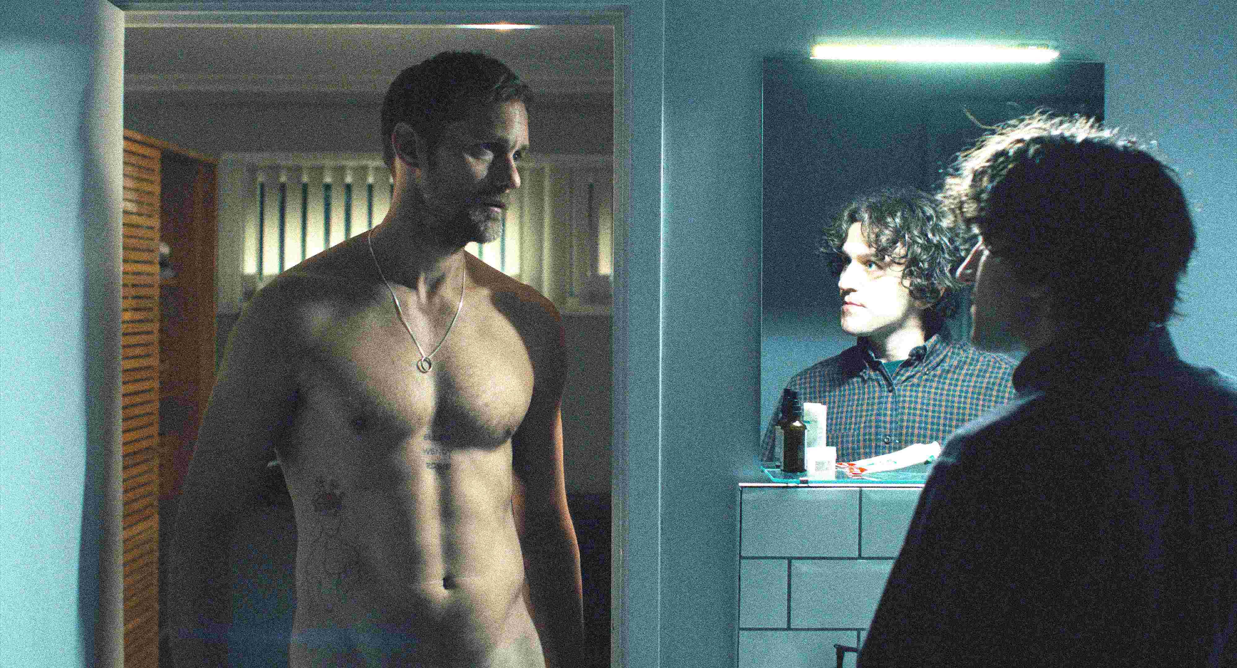 亞歷山大史柯斯嘉（左）認為《後座力》與「隊友」哈利梅林的親密戲輕鬆自然。（圖／海鵬影業）