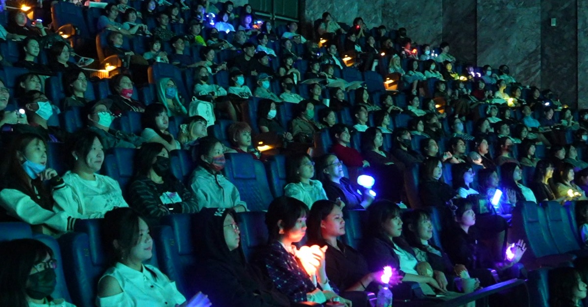 新型態模式讓粉絲宛如親臨演唱會。（圖／東森新聞）