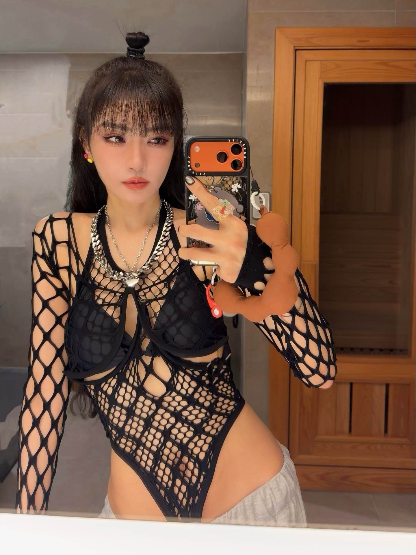 謝金燕洞洞裝太辣了。（圖／翻攝自謝金燕Instagram）