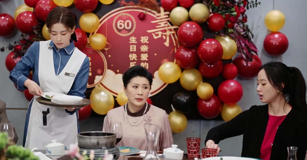 《蜜語紀》朱珠（左一）對劇中小三李夢展開大老婆的反擊。（圖／iQIYI愛奇藝國際版）