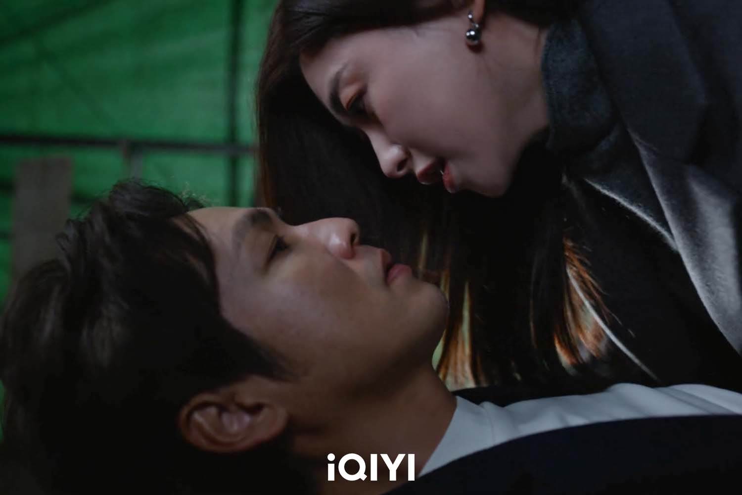 《蜜語紀》鍾漢良（下）與朱珠共度一夜。（圖／iQIYI愛奇藝國際版）