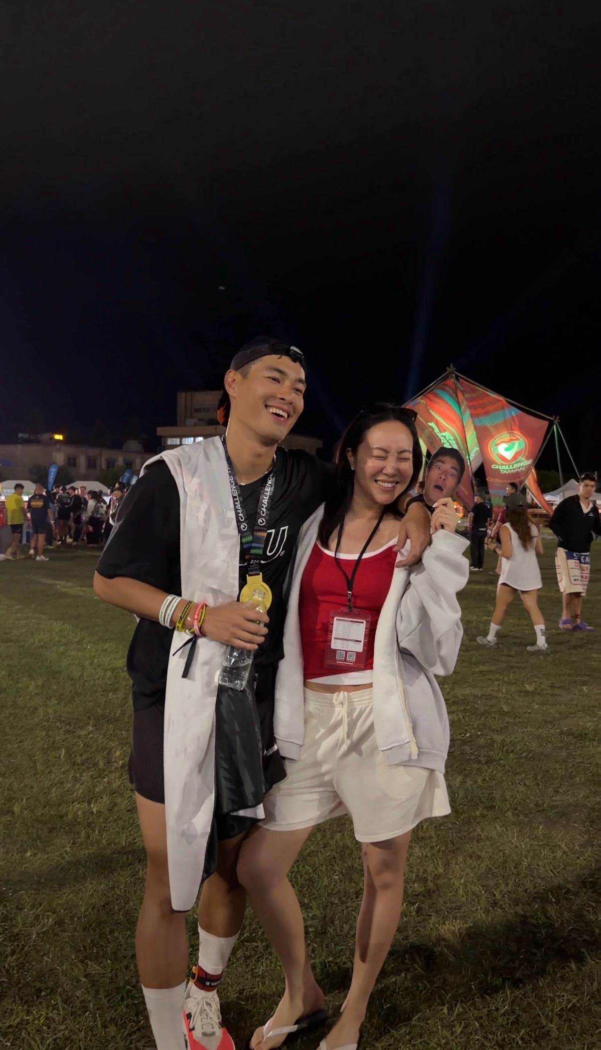 楊祐寧（左）完賽，老婆阿梅非常開心。（圖／玩下娛樂）