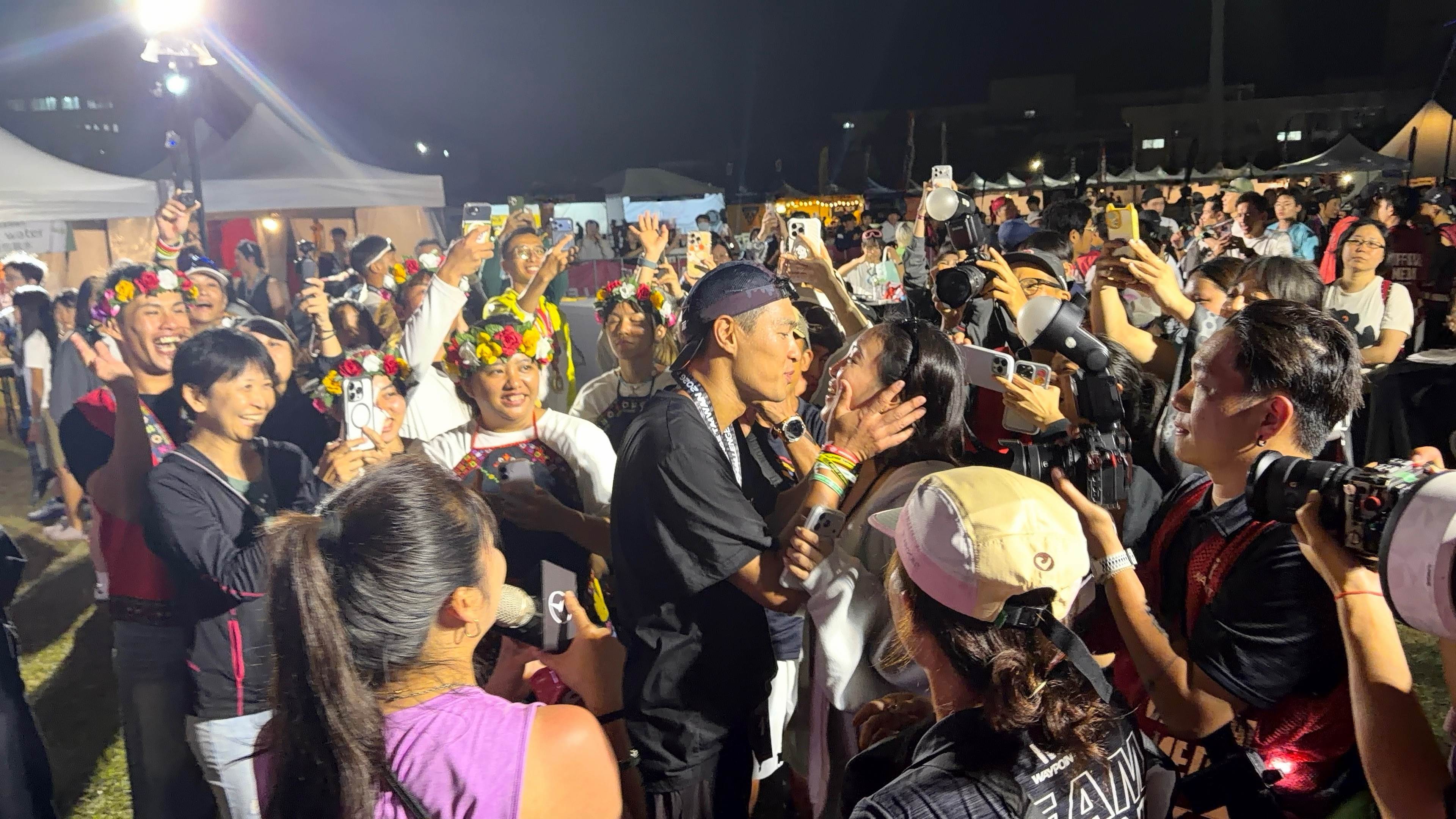 楊祐寧完賽後擁抱老婆阿梅。（圖／玩下娛樂）