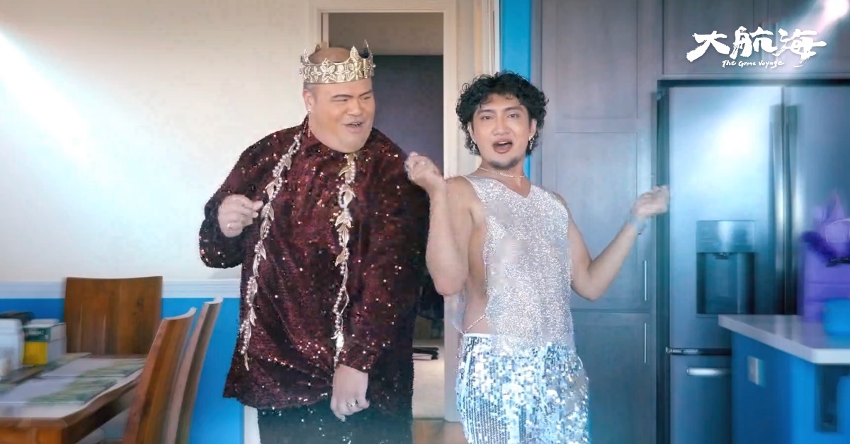 夏威夷跨性別歌手卡拉尼（左）跟舞炯恩即興來一段閃亮變裝時尚走秀。（圖／阿洛無限提供）