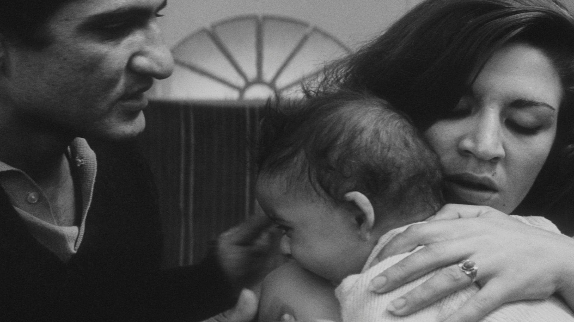 《磚與鏡》（Brick and Mirror）藉由計程車後座的一名棄嬰，深刻探討都市現代性下的集體疏離與恐懼 。（圖／台北電影節）